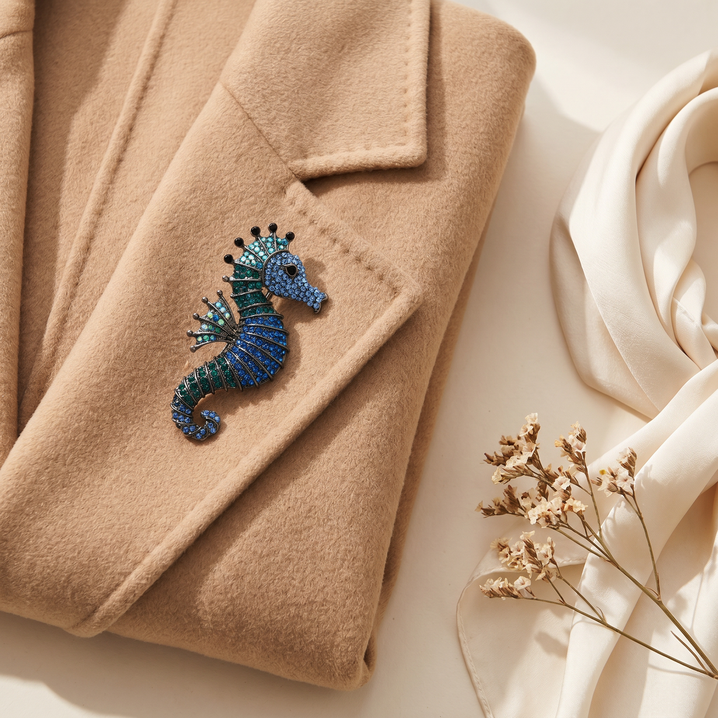 Broche Hippocampe en cristal, bijou vintage Alyvoa en situation · Bleu