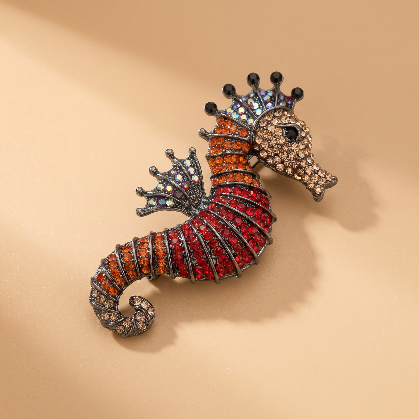 Broche Hippocampe en cristal, bijou vintage Alyvoa portée sur un revers · Rouge