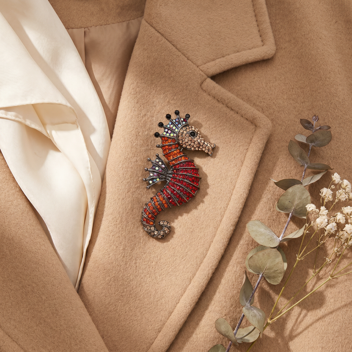 Broche Hippocampe en cristal, bijou vintage Alyvoa présentée sur un coussin · Rouge
