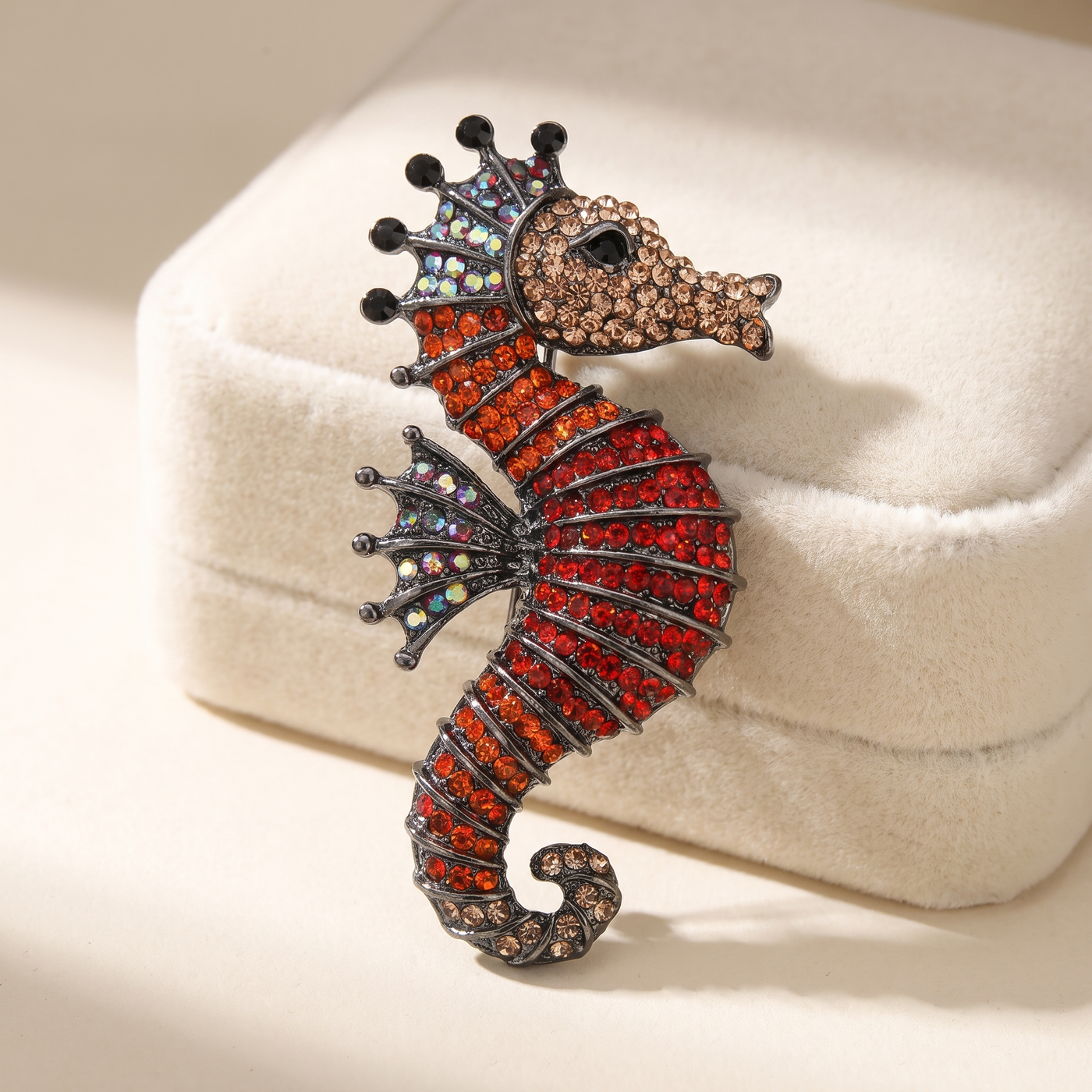 Broche Hippocampe en cristal, bijou vintage Alyvoa portée sur un revers · Rouge
