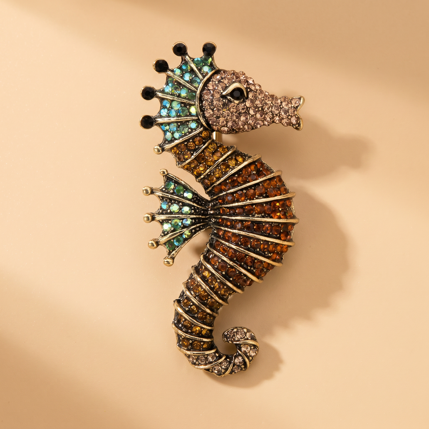 Broche Hippocampe en cristal, bijou vintage Alyvoa tenue à la main · Marron