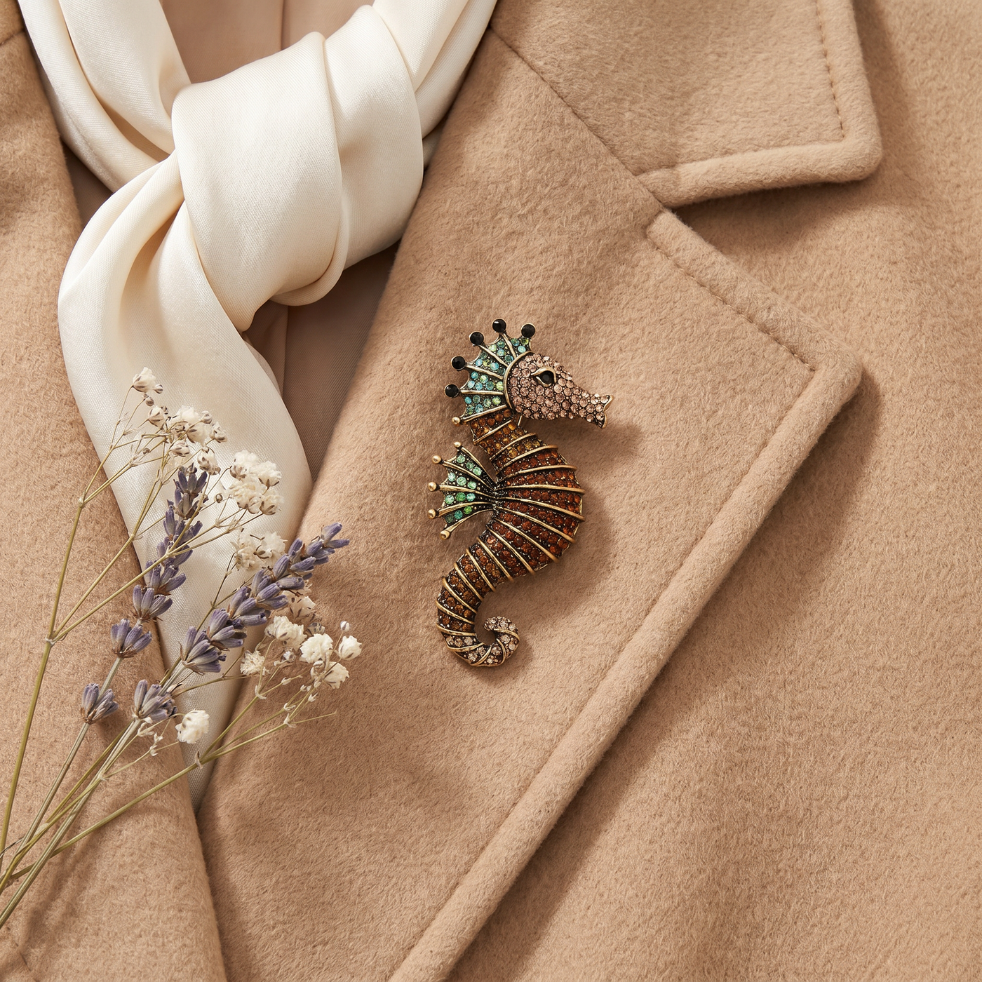 Broche Hippocampe en cristal, bijou vintage Alyvoa vue en gros plan · Marron