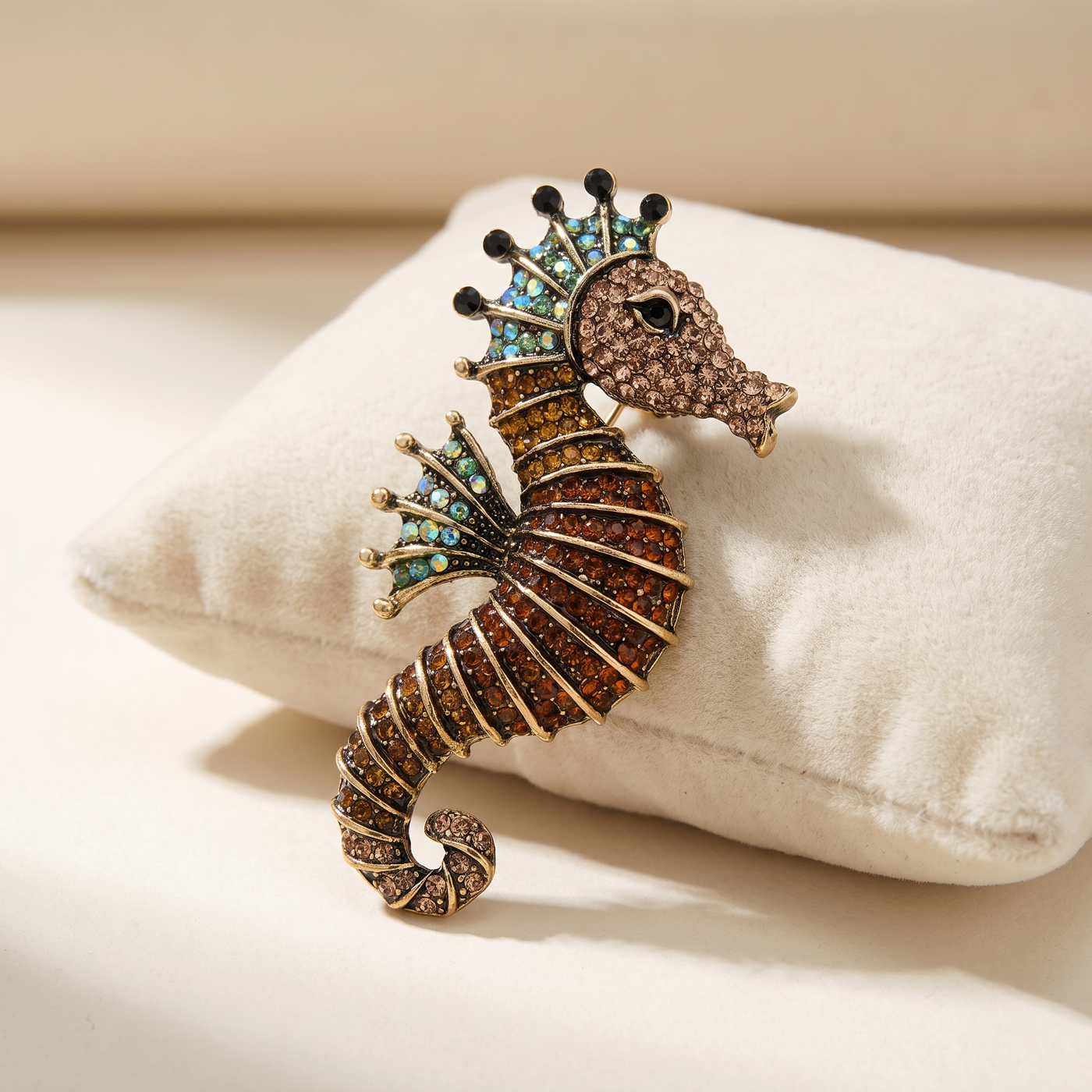 Broche Hippocampe en cristal, bijou vintage Alyvoa tenue à la main · Marron