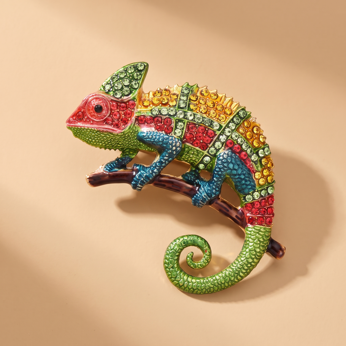 Broche Lézard en cristal, bijou vintage Alyvoa portée sur un revers · Rouge
