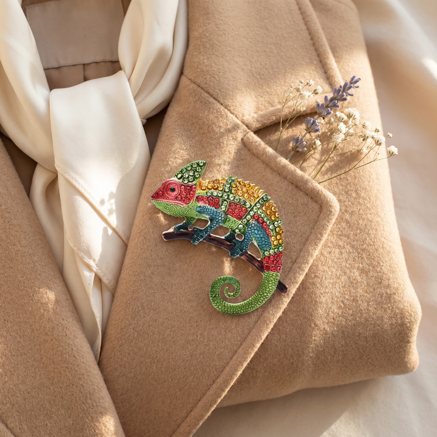 Broche Lézard en cristal, bijou vintage Alyvoa vue en gros plan · Rouge