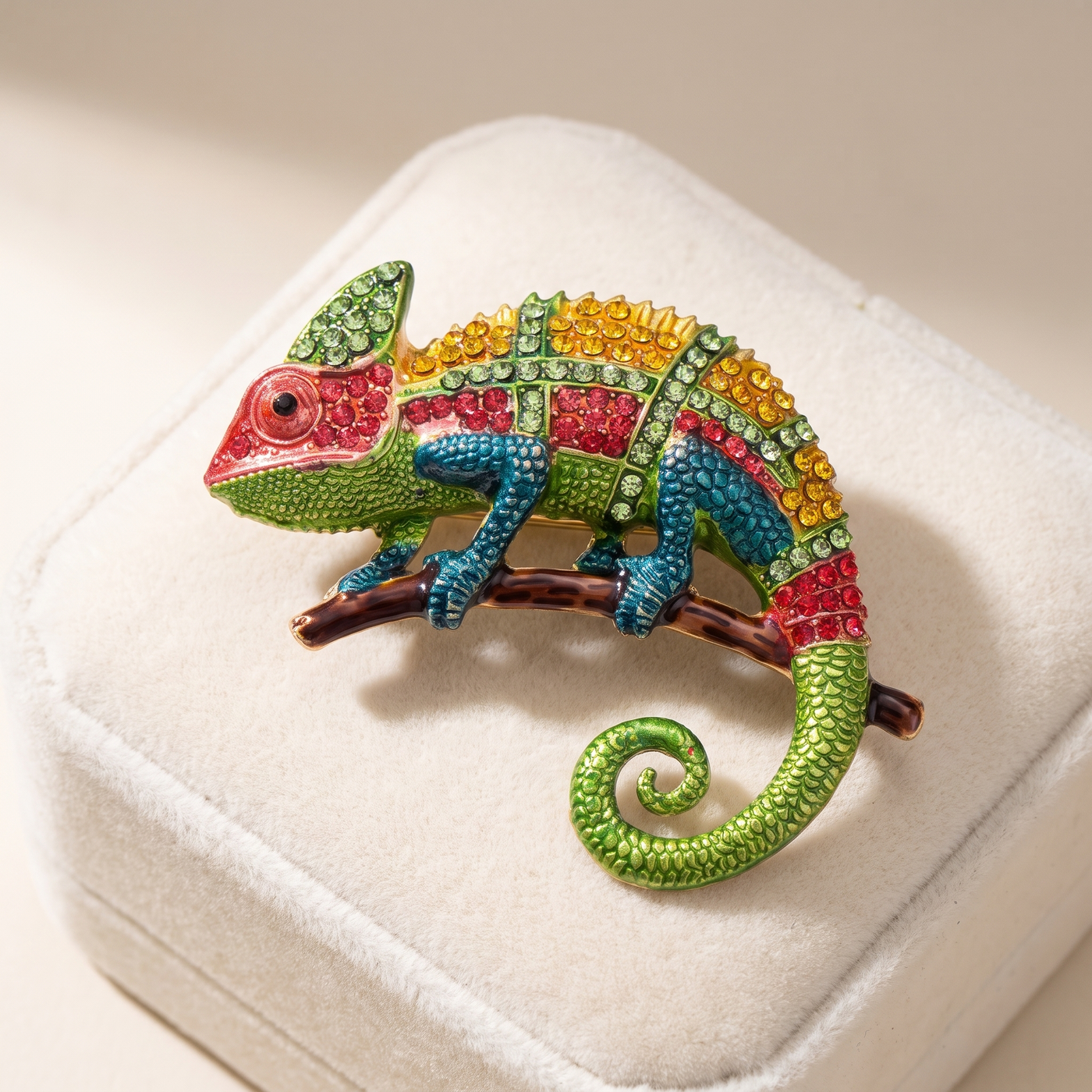 Broche Lézard en cristal, bijou vintage Alyvoa en situation · Rouge