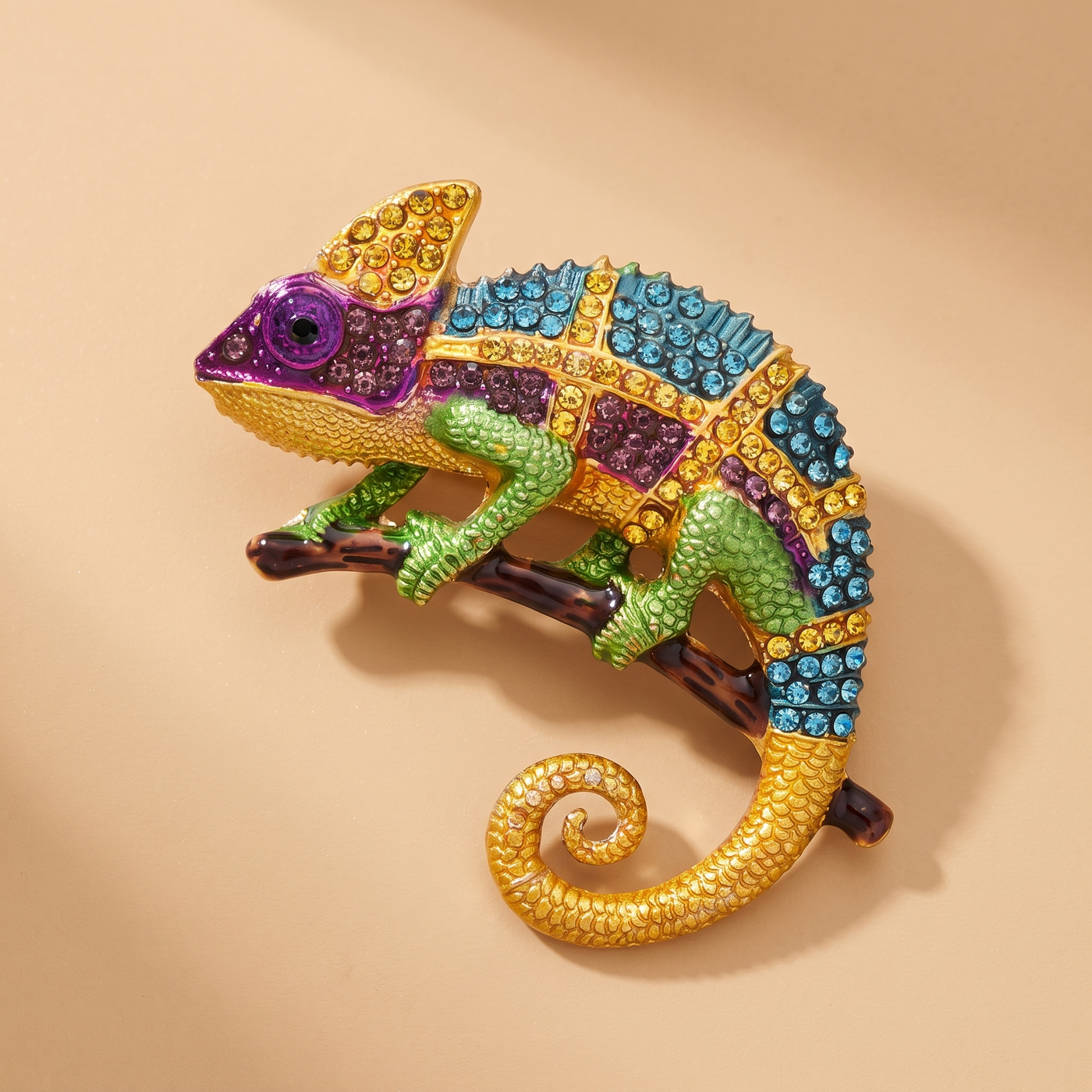 Broche Lézard en cristal, bijou vintage Alyvoa tenue à la main · Violet