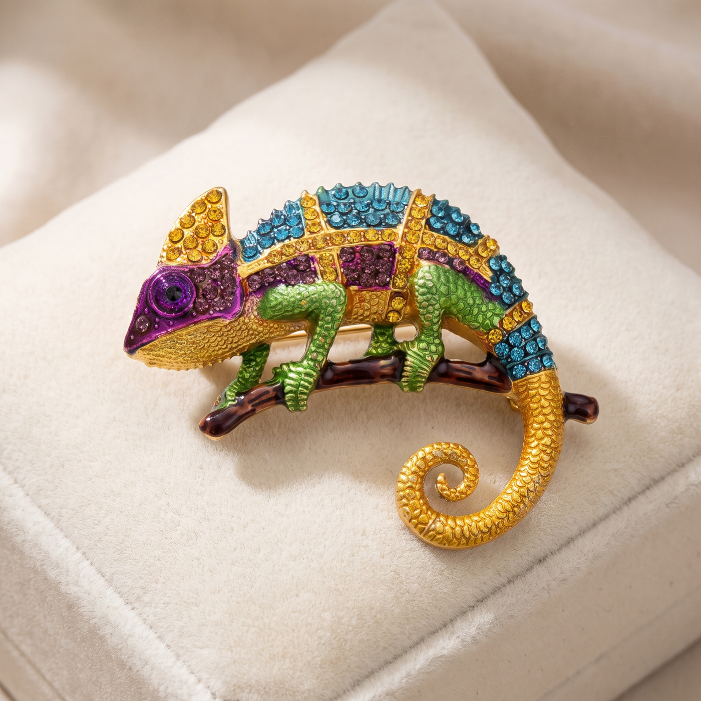 Broche Lézard en cristal, bijou vintage Alyvoa présentée sur un coussin · Violet