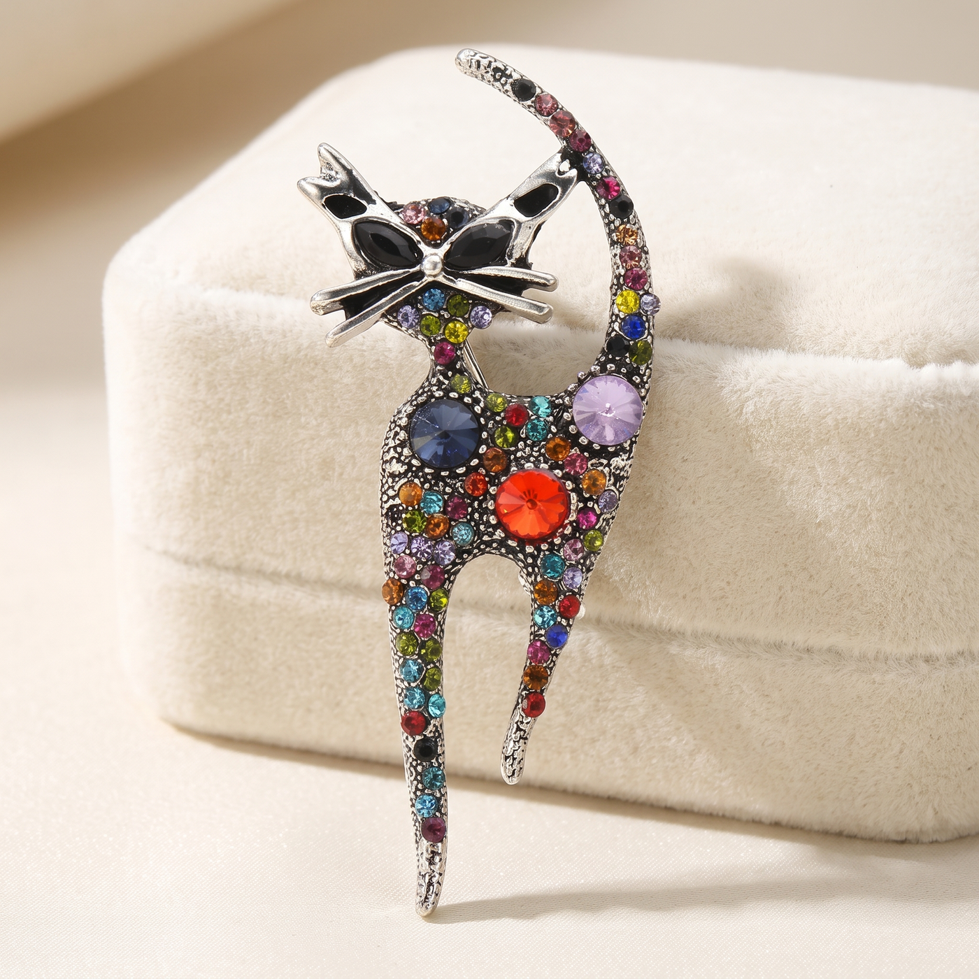 Broche Chat, bijou fantaisie vintage Alyvoa tenue à la main
