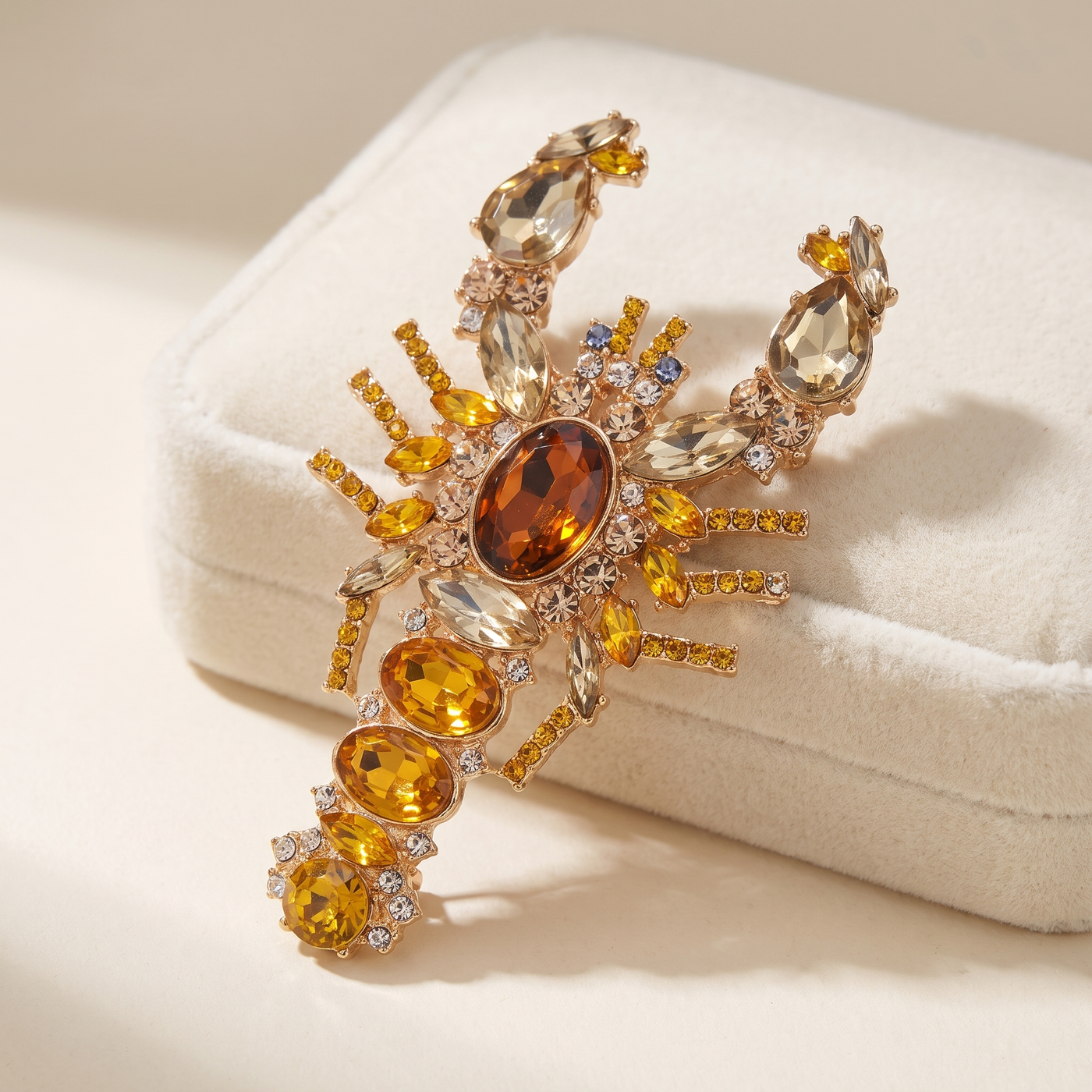 Broche Homard en cristal, bijou vintage Alyvoa tenue à la main · Jaune