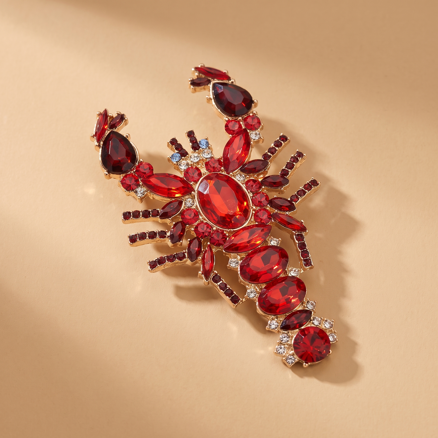 Broche Homard en cristal, bijou vintage Alyvoa portée sur un revers · Rouge