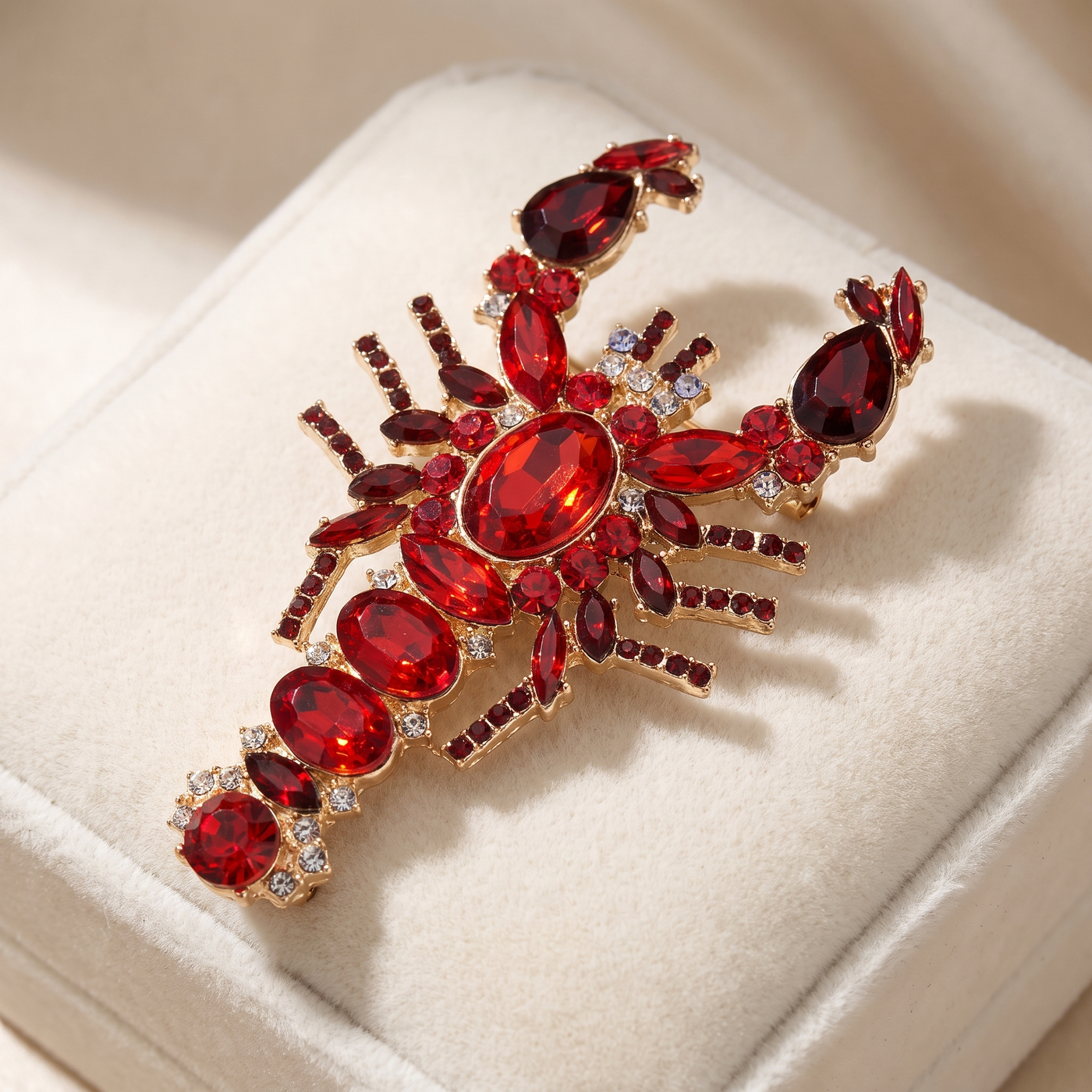 Broche Homard en cristal, bijou vintage Alyvoa en situation · Rouge