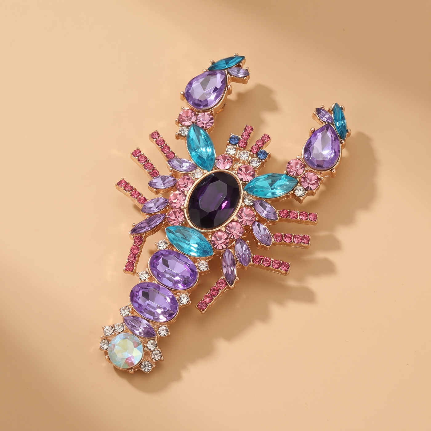 Broche Homard en cristal, bijou vintage Alyvoa tenue à la main · Violet