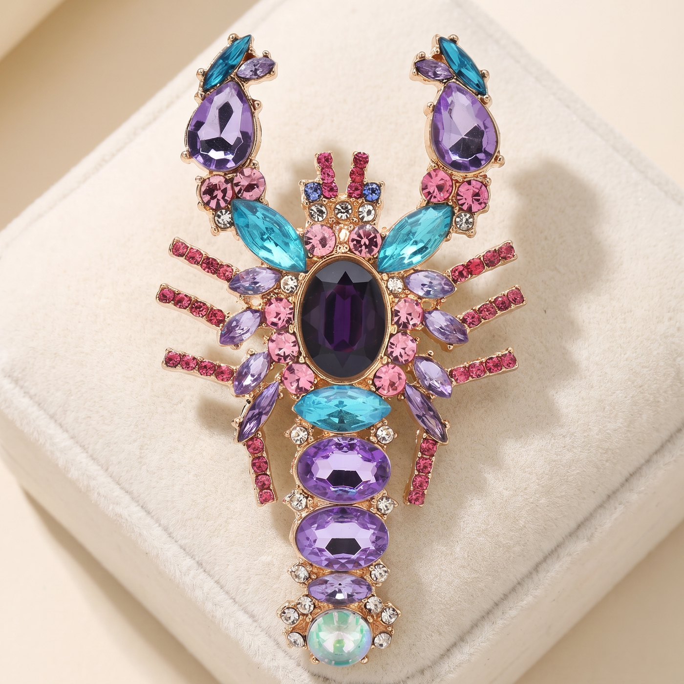 Broche Homard en cristal, bijou vintage Alyvoa présentée sur un coussin · Violet