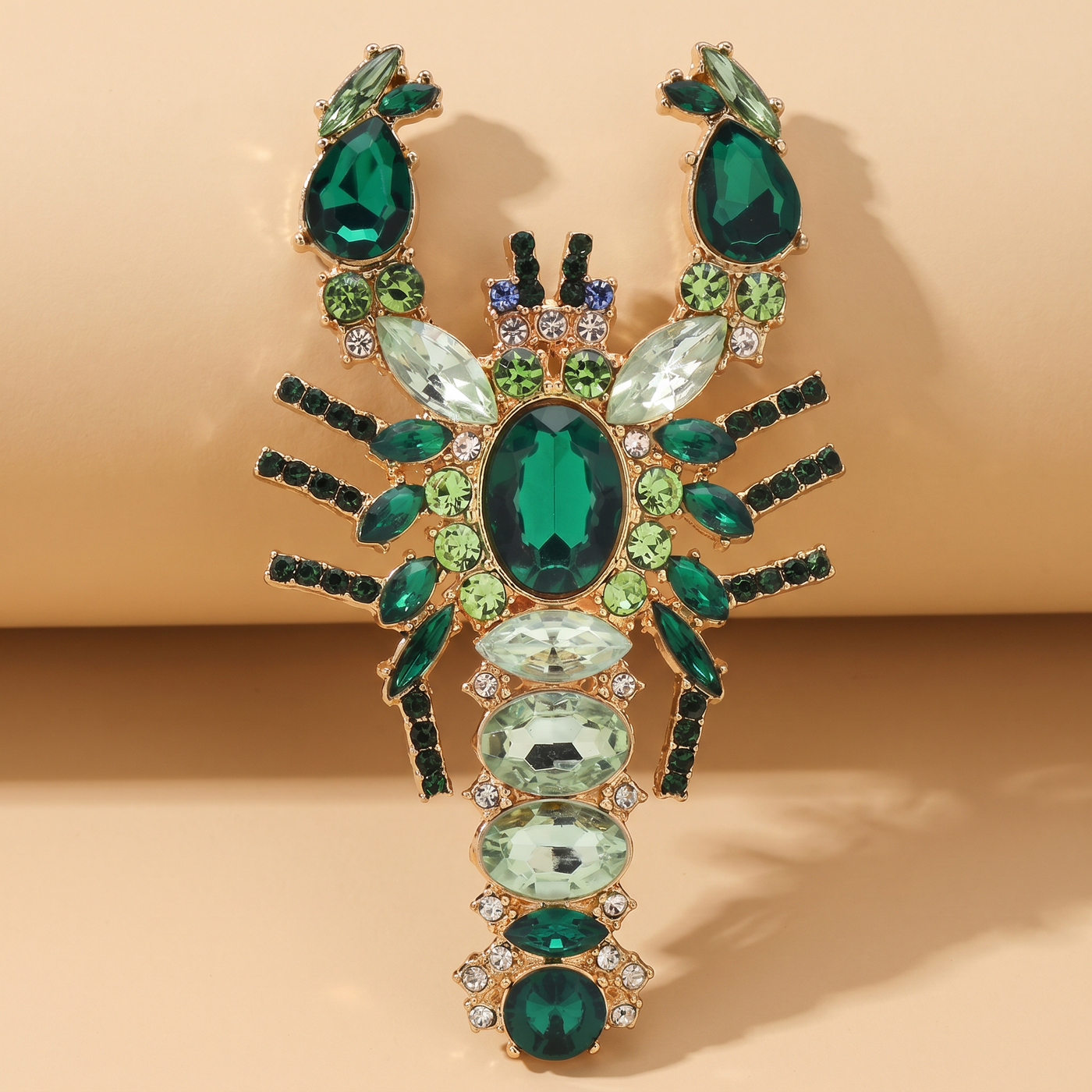 Broche Homard en cristal, bijou vintage Alyvoa en situation · Vert