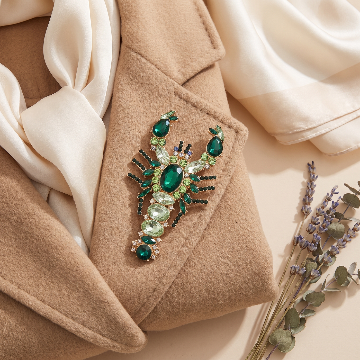 Broche Homard en cristal, bijou vintage Alyvoa portée sur un revers · Vert