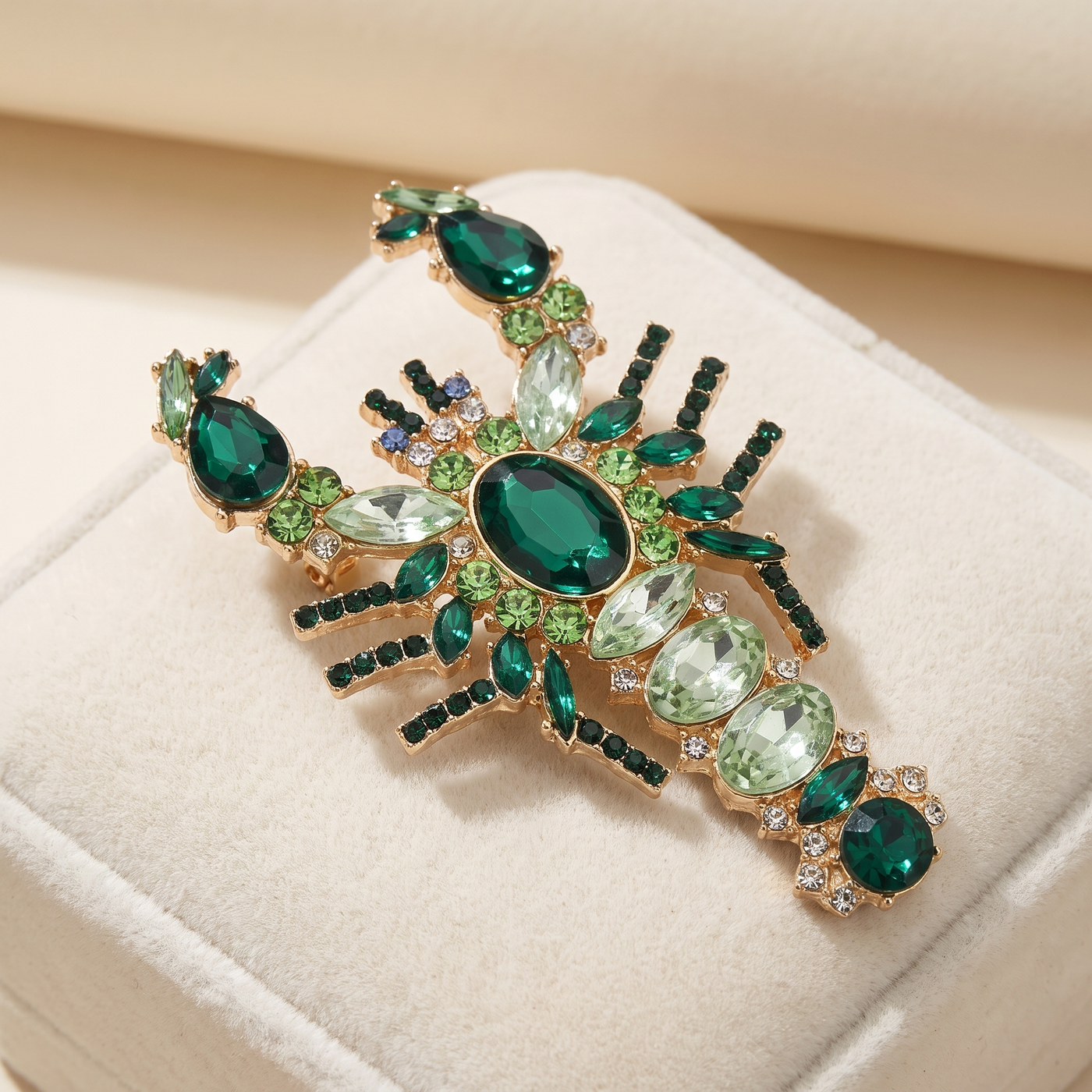 Broche Homard en cristal, bijou vintage Alyvoa vue en gros plan · Vert