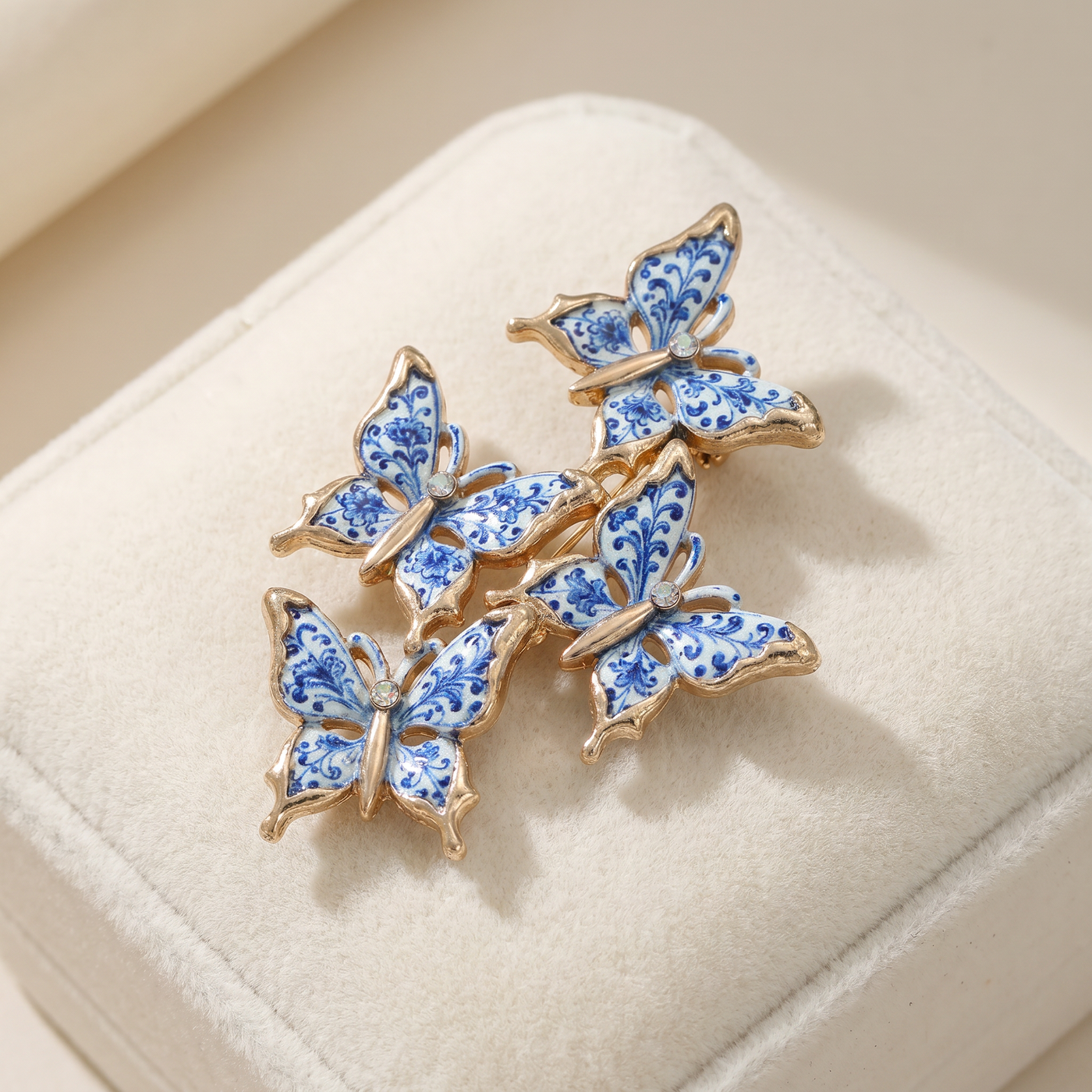 Broche Papillon, bijou fantaisie vintage Alyvoa tenue à la main