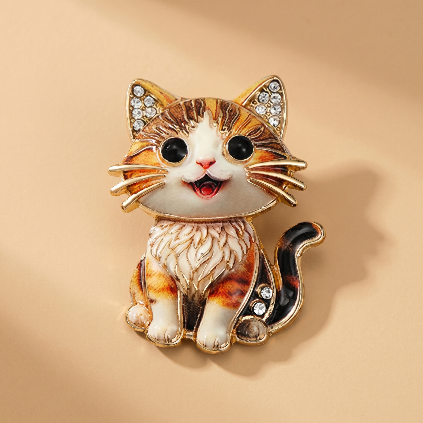 Broche Chat en cristal, bijou vintage Alyvoa portée sur un revers · Orange