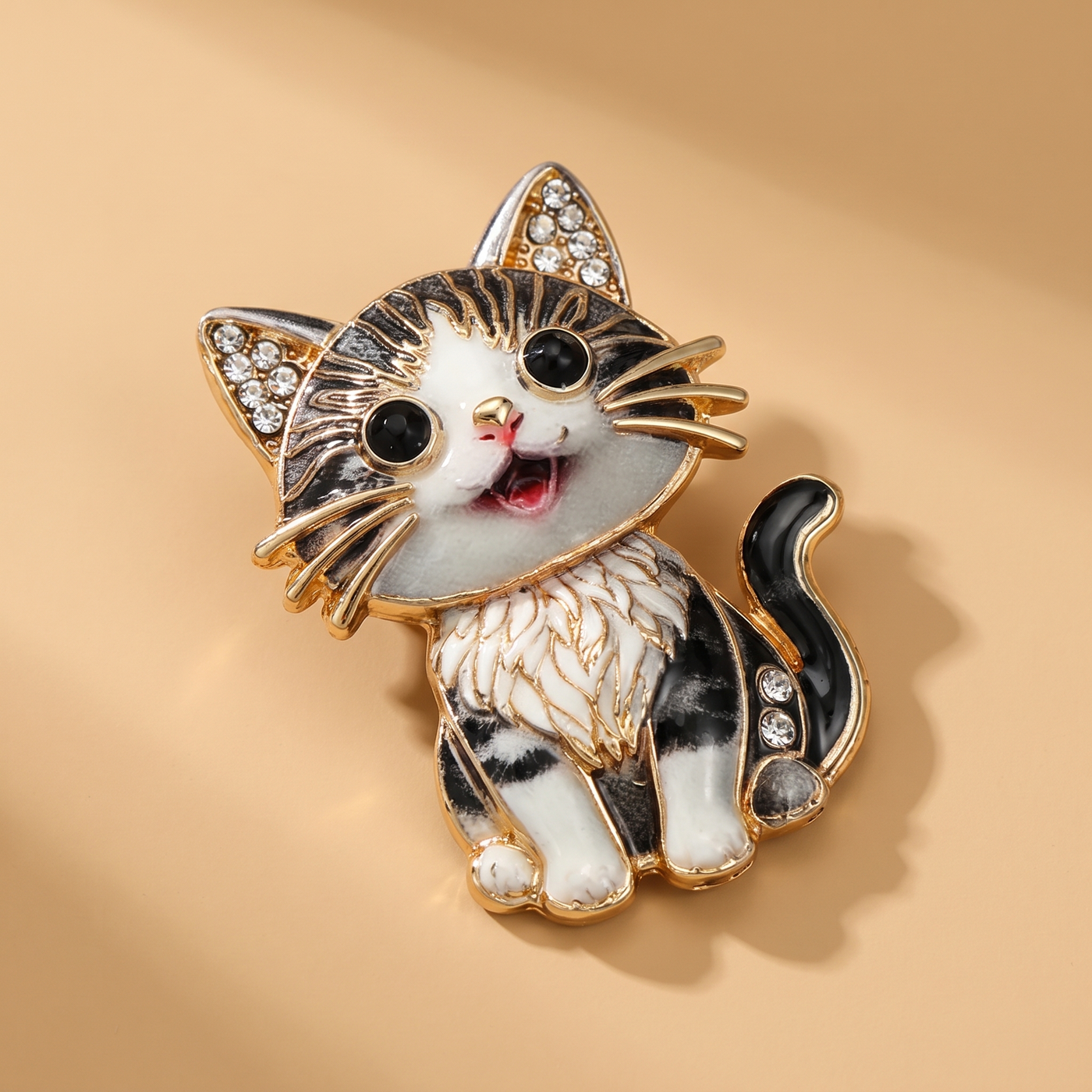 Broche Chat en cristal, bijou vintage Alyvoa tenue à la main · Noir