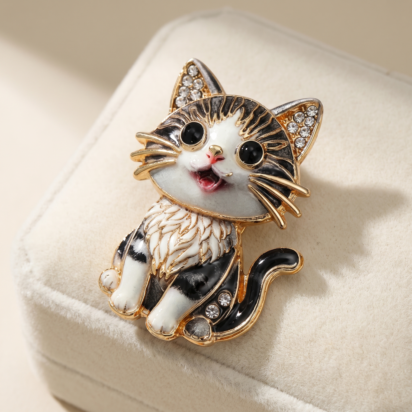 Broche Chat en cristal, bijou vintage Alyvoa en situation · Marron