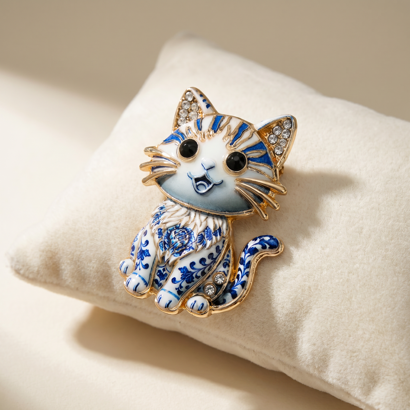 Broche Chat en cristal, bijou vintage Alyvoa présentée sur un coussin · Orange