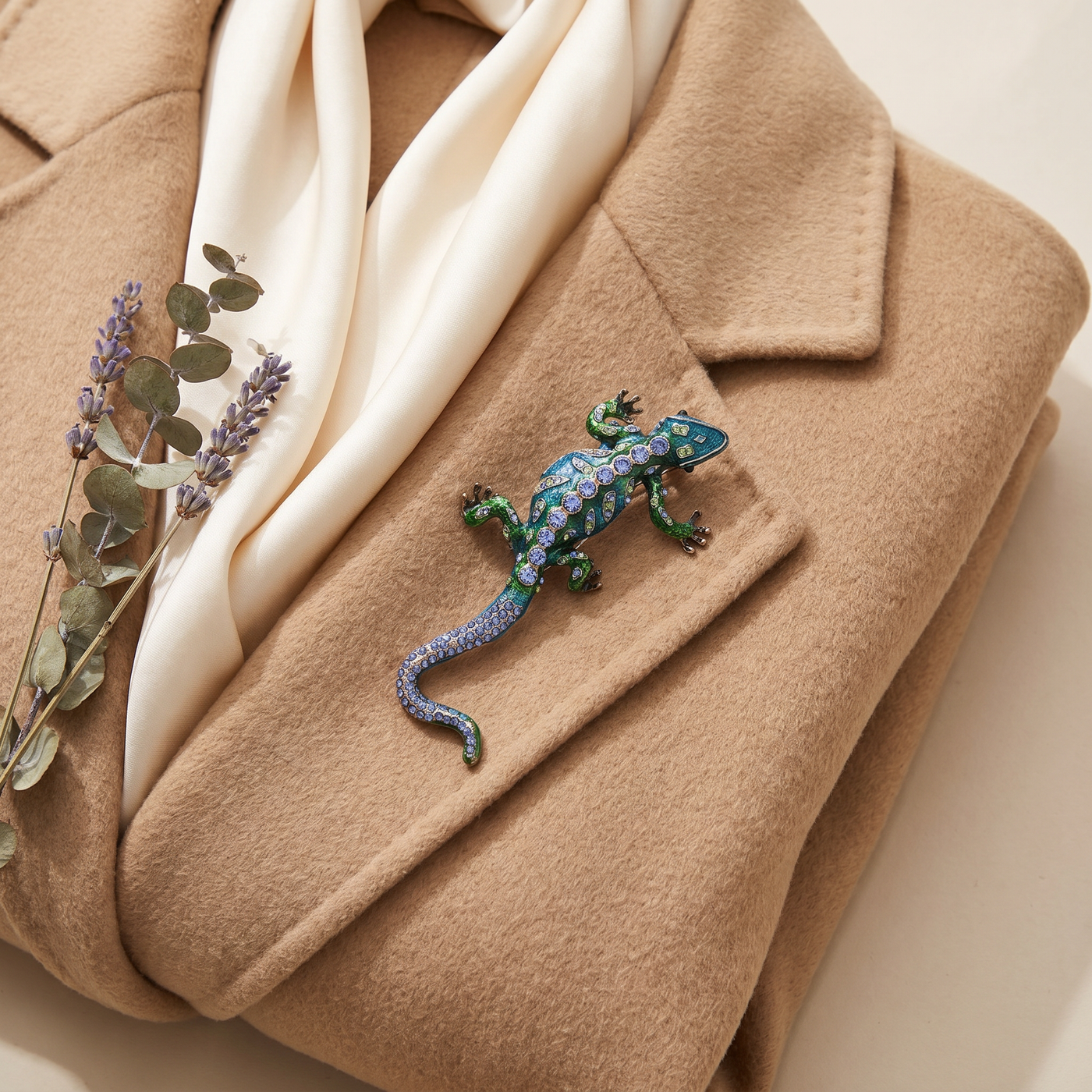 Broche Lézard en émail, bijou vintage Alyvoa présentée sur un coussin · Bleu
