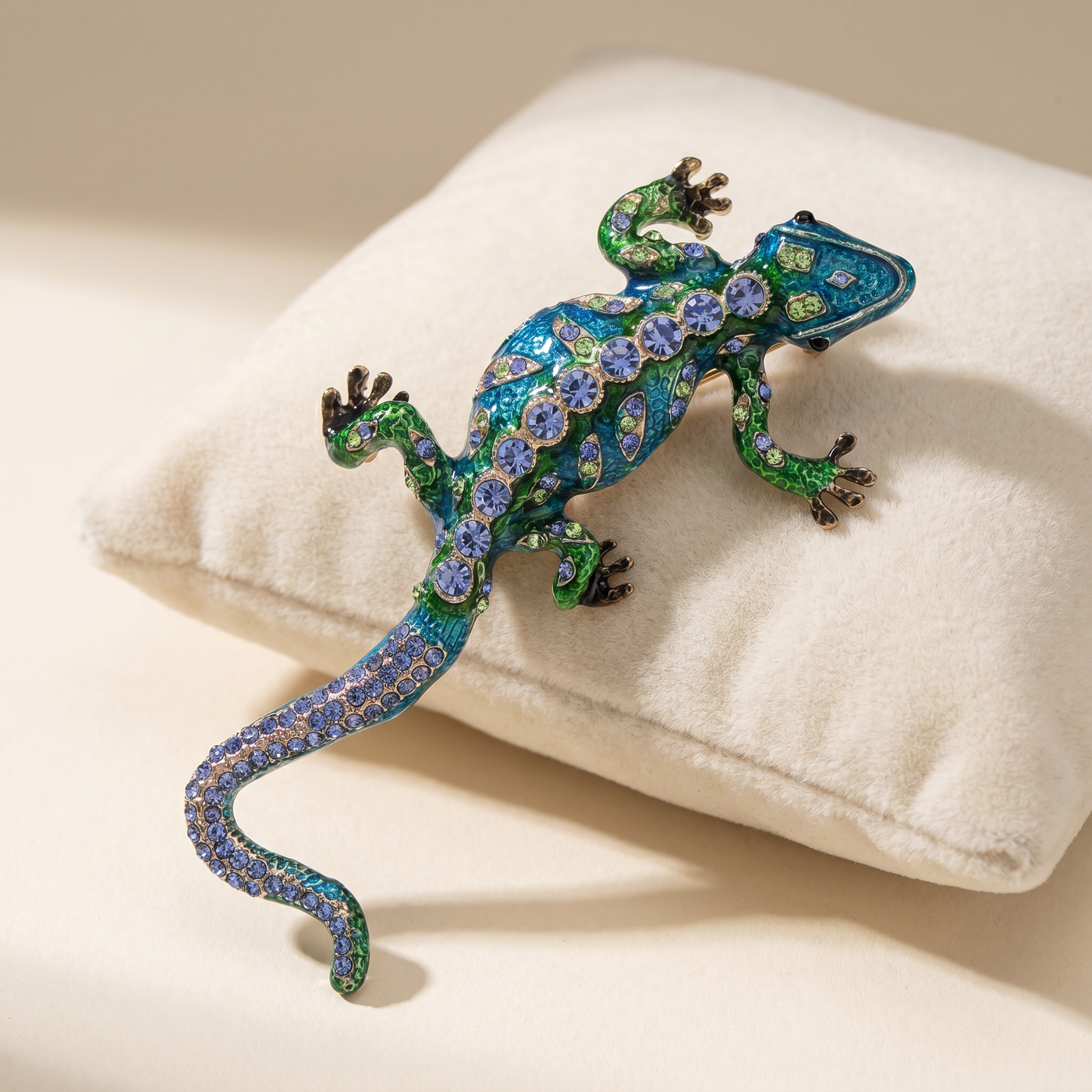 Broche Lézard en émail, bijou vintage Alyvoa tenue à la main · Bleu