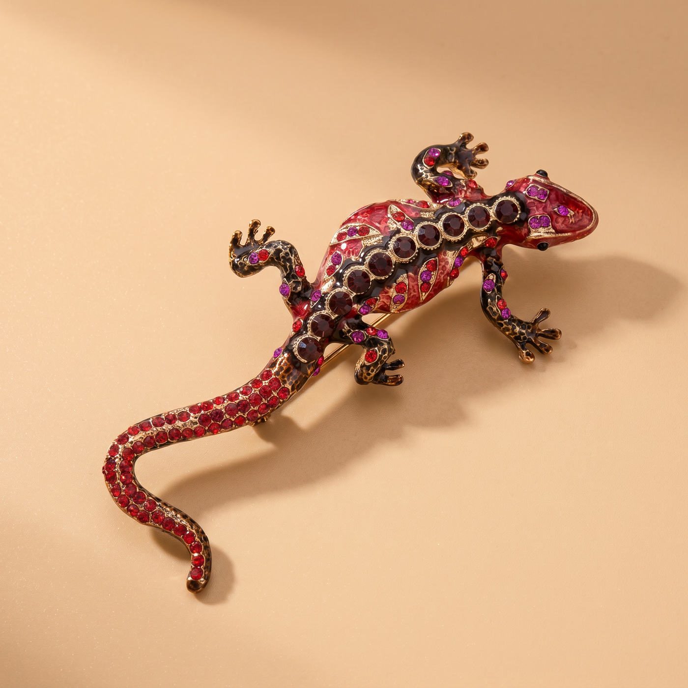 Broche Lézard en émail, bijou vintage Alyvoa portée sur un revers · Rouge