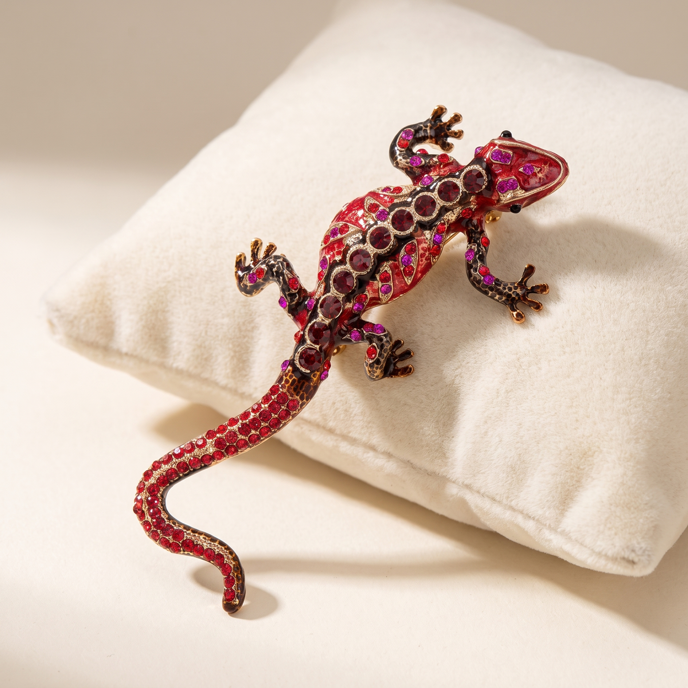 Broche Lézard en émail, bijou vintage Alyvoa en situation · Rouge