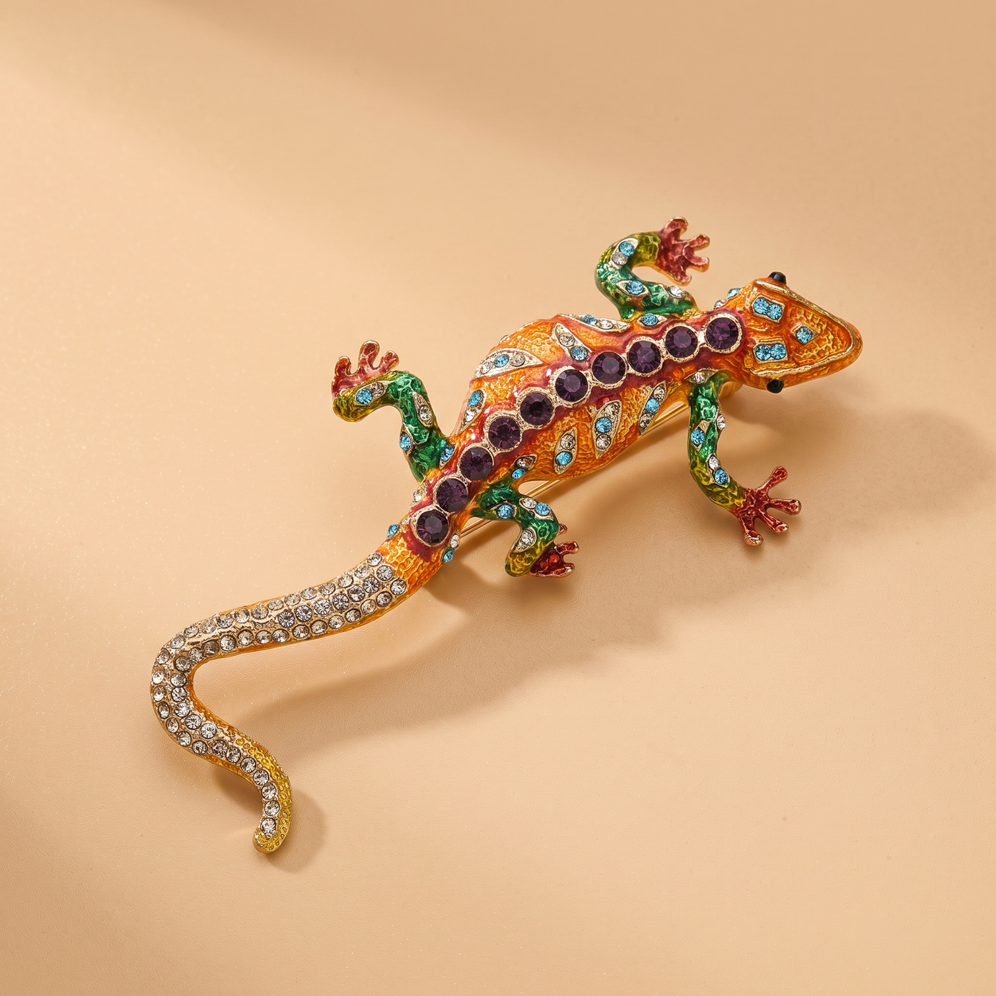 Broche Lézard en émail, bijou vintage Alyvoa tenue à la main · Orange
