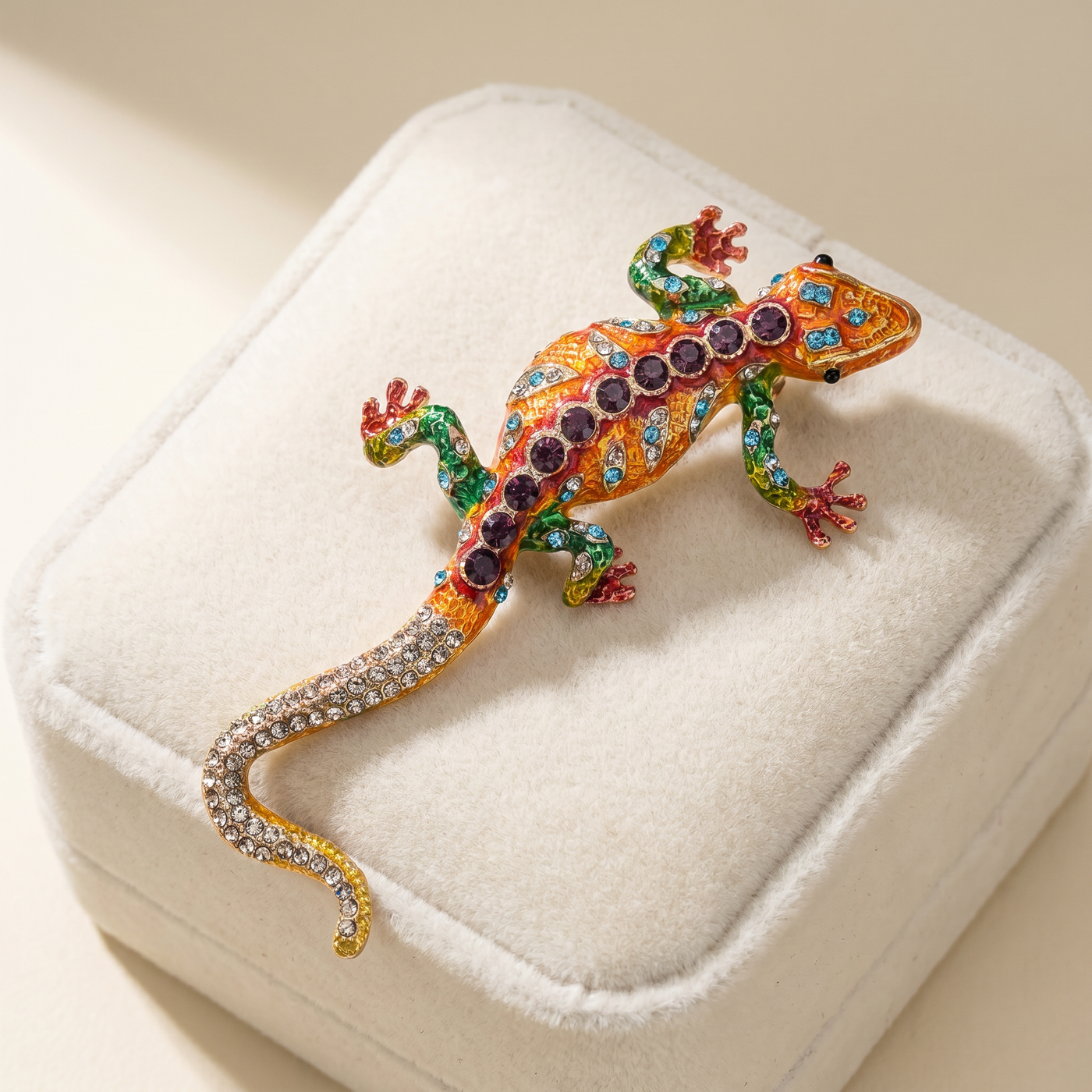 Broche Lézard en émail, bijou vintage Alyvoa présentée sur un coussin · Orange