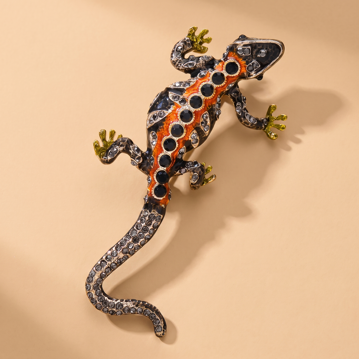 Broche Lézard en émail, bijou vintage Alyvoa en situation · Noir