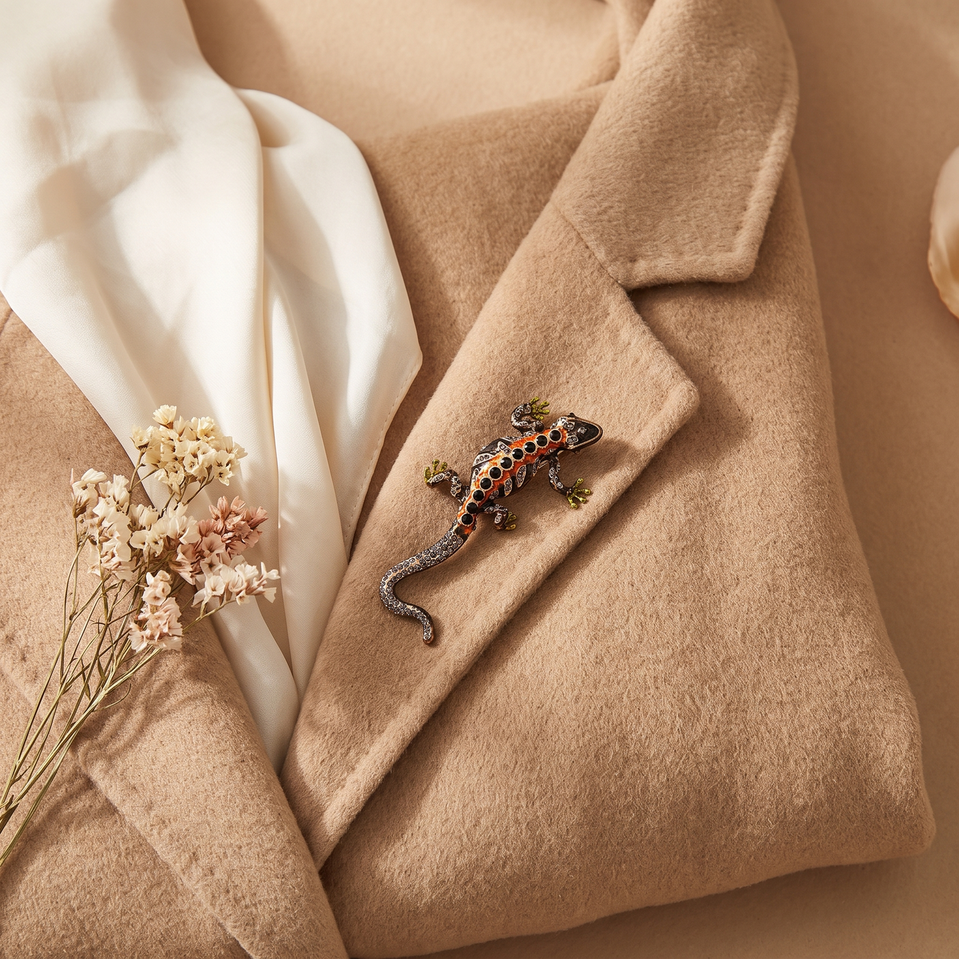 Broche Lézard en émail, bijou vintage Alyvoa portée sur un revers · Noir