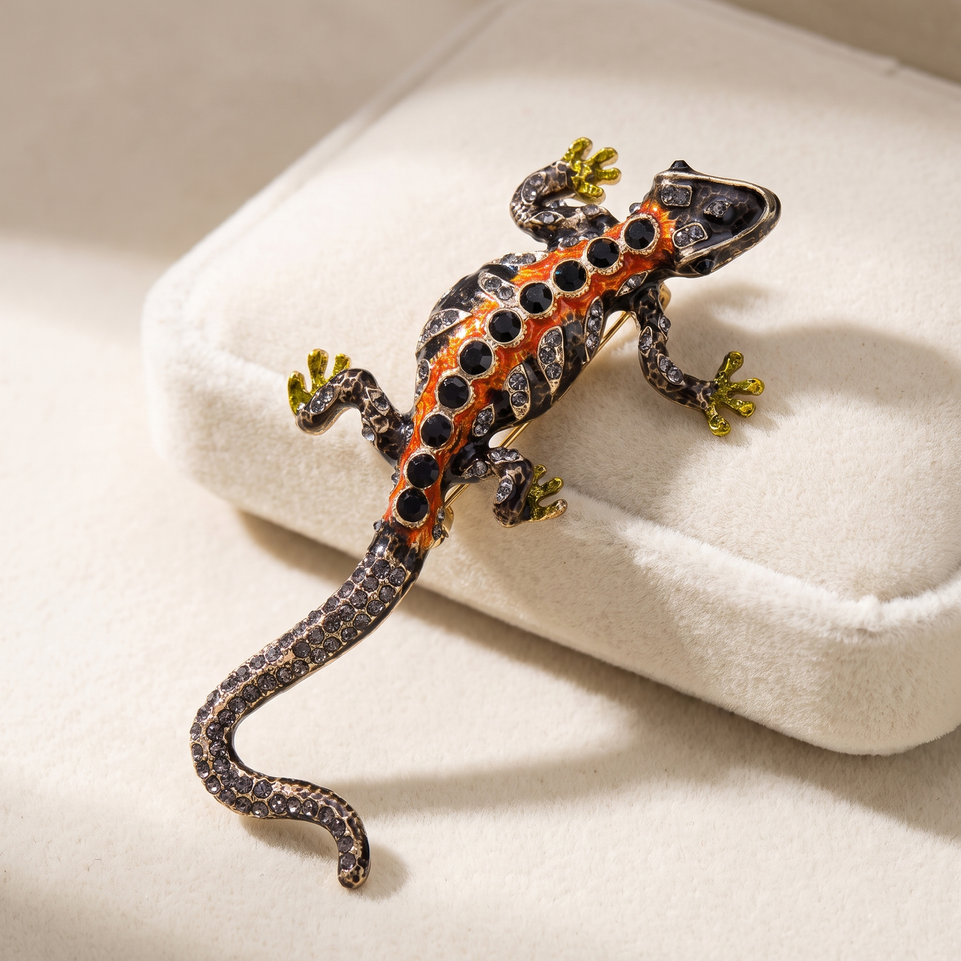 Broche Lézard en émail, bijou vintage Alyvoa vue en gros plan · Noir