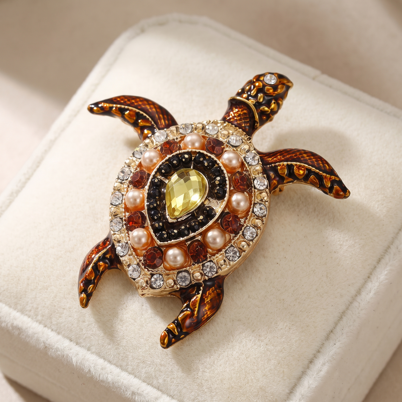 Broche Tortue en cristal, bijou vintage Alyvoa présentée sur un coussin · Jaune