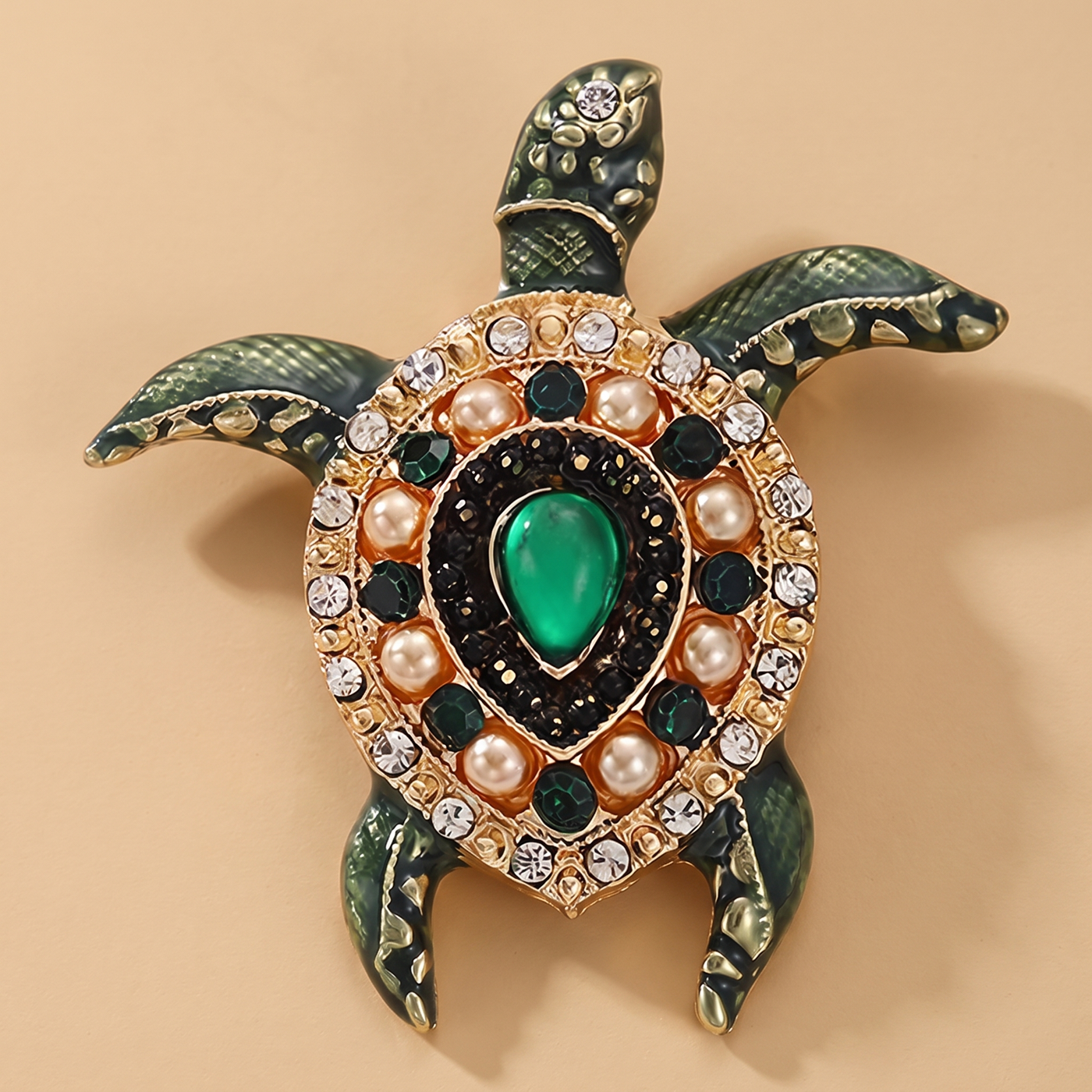Broche Tortue en cristal, bijou vintage Alyvoa portée sur un revers · Vert