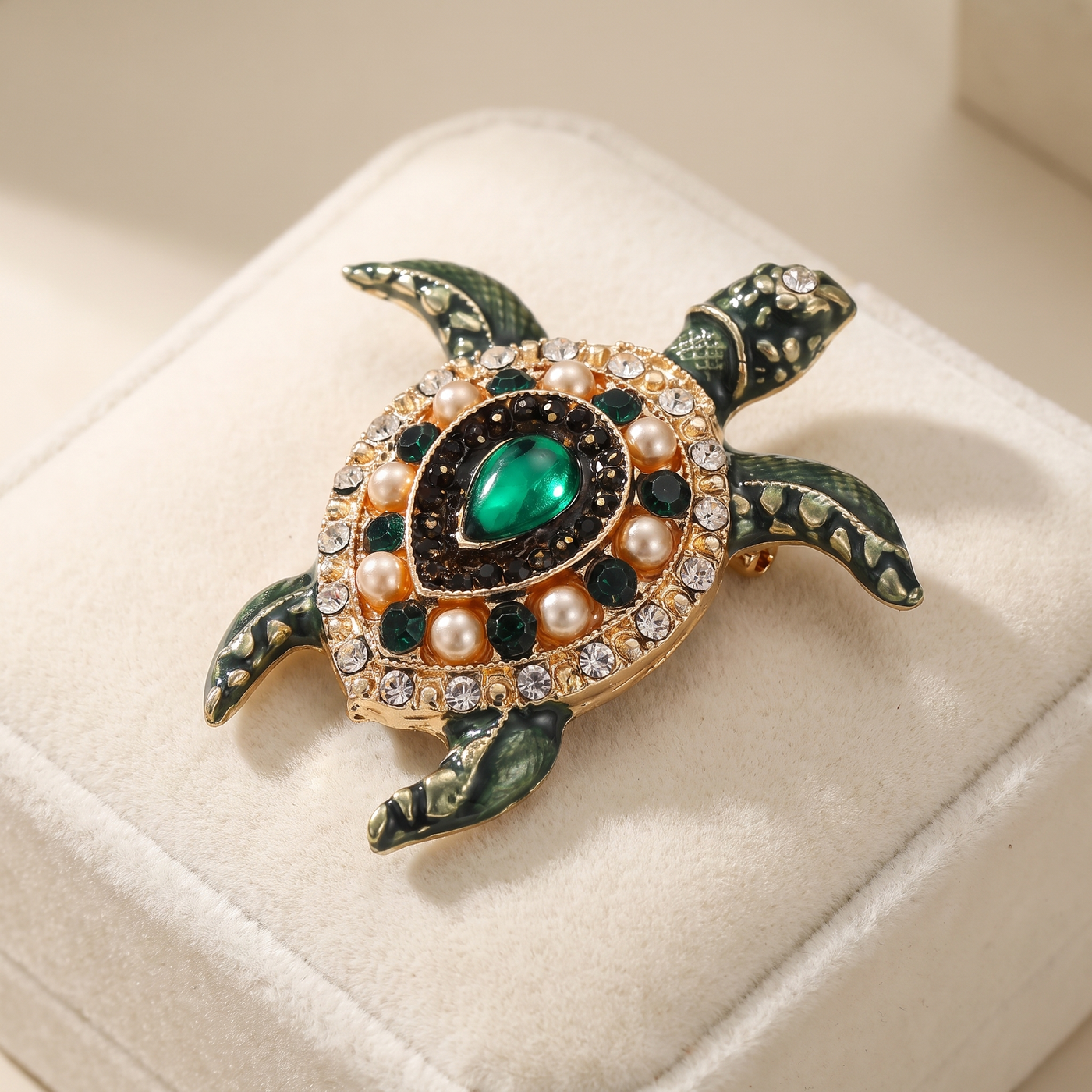 Broche Tortue en cristal, bijou vintage Alyvoa vue en gros plan · Vert
