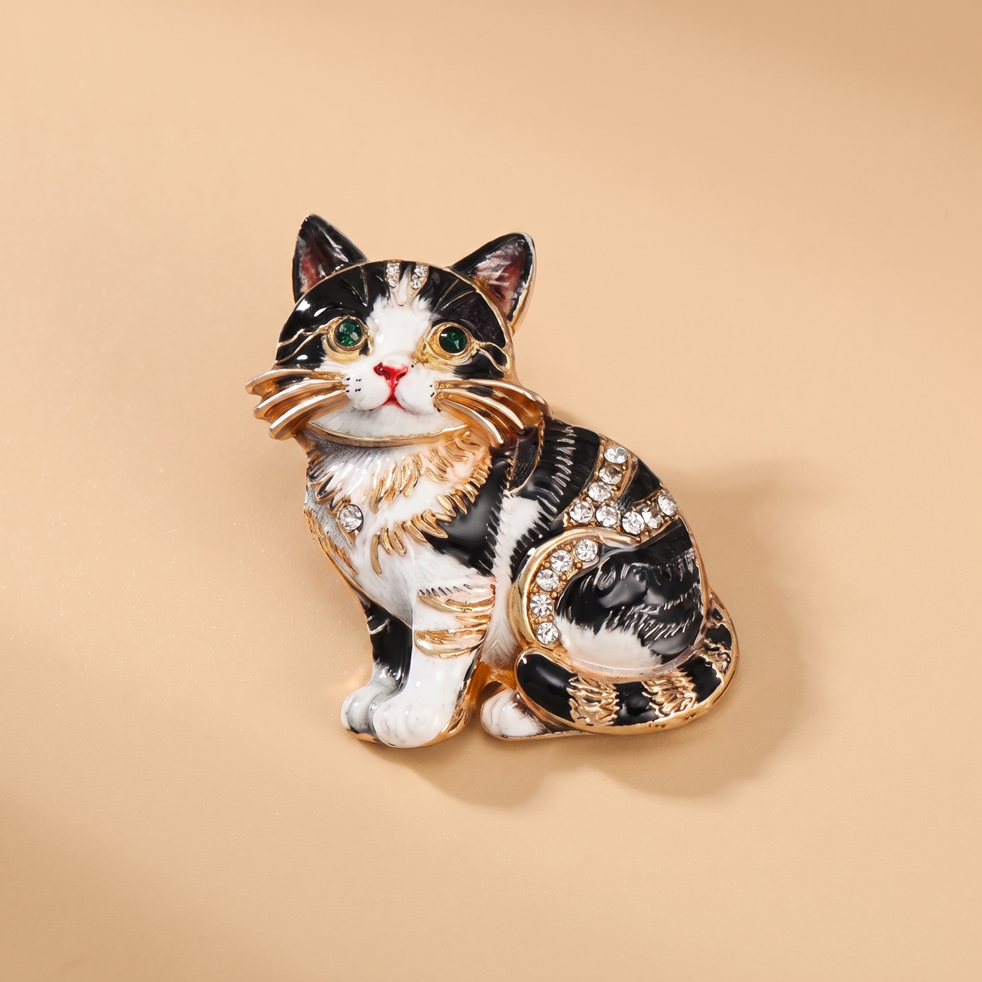 Broche Chat en cristal, bijou vintage Alyvoa portée sur un revers · Noir