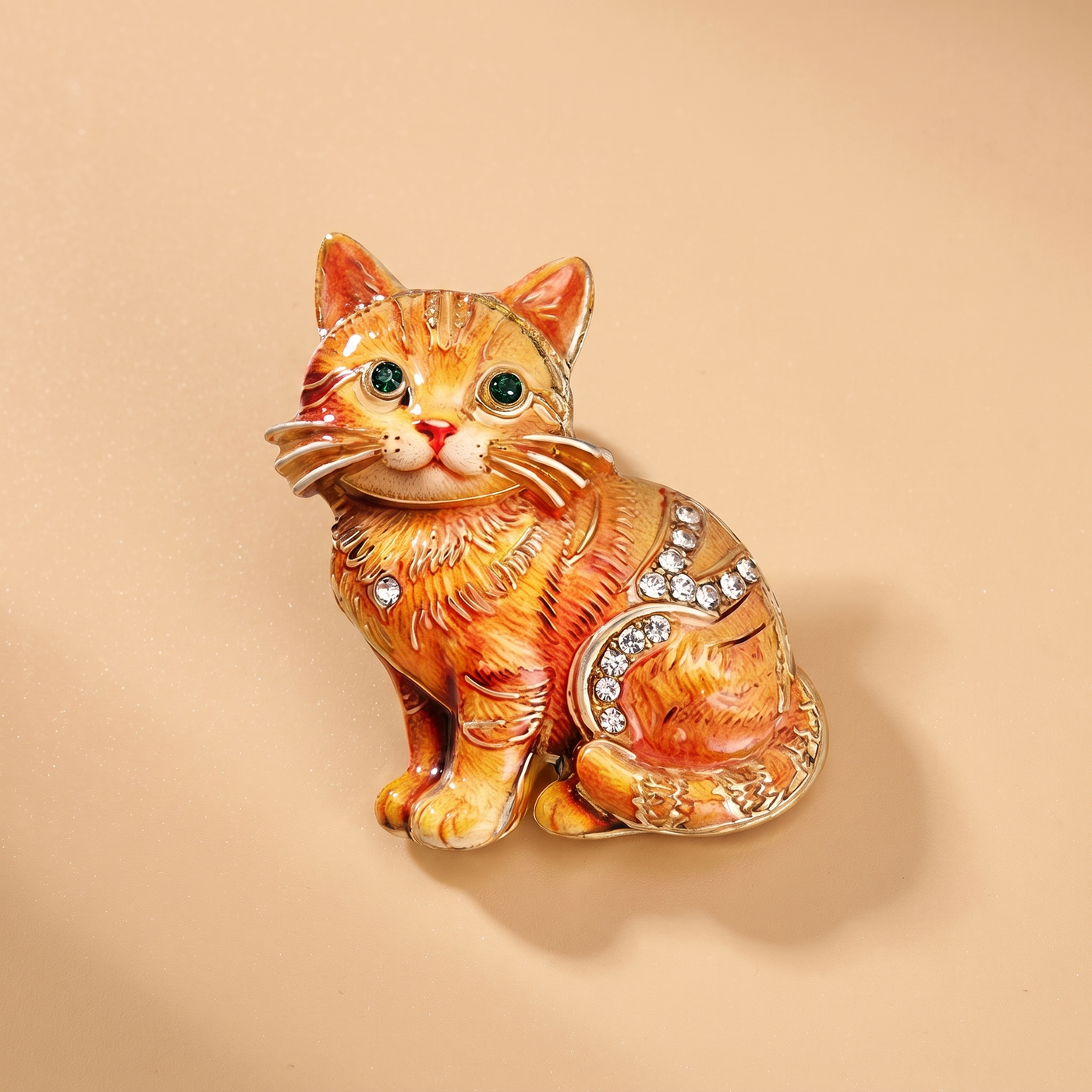 Broche Chat en cristal, bijou vintage Alyvoa tenue à la main · Orange