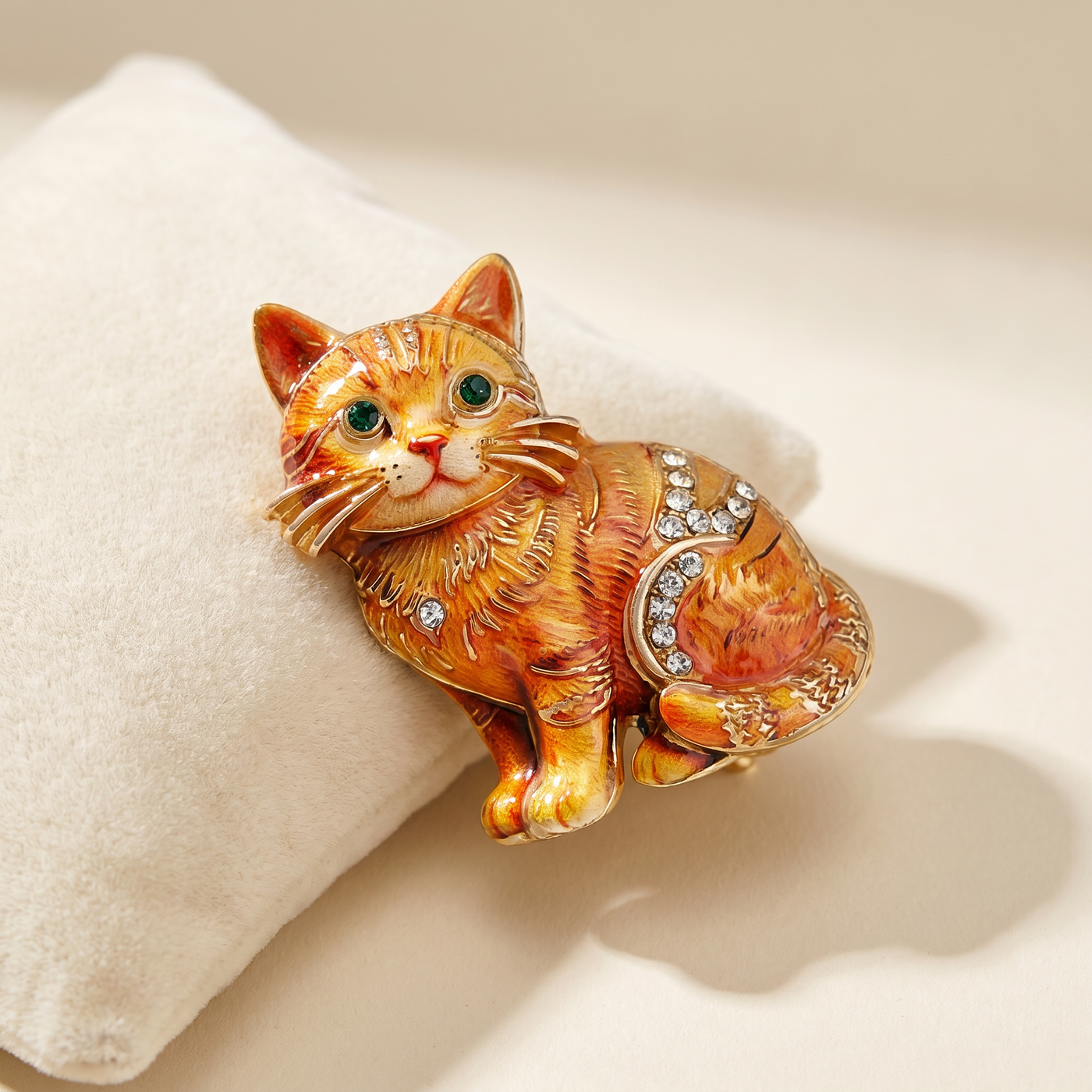 Broche Chat en cristal, bijou vintage Alyvoa présentée sur un coussin · Orange