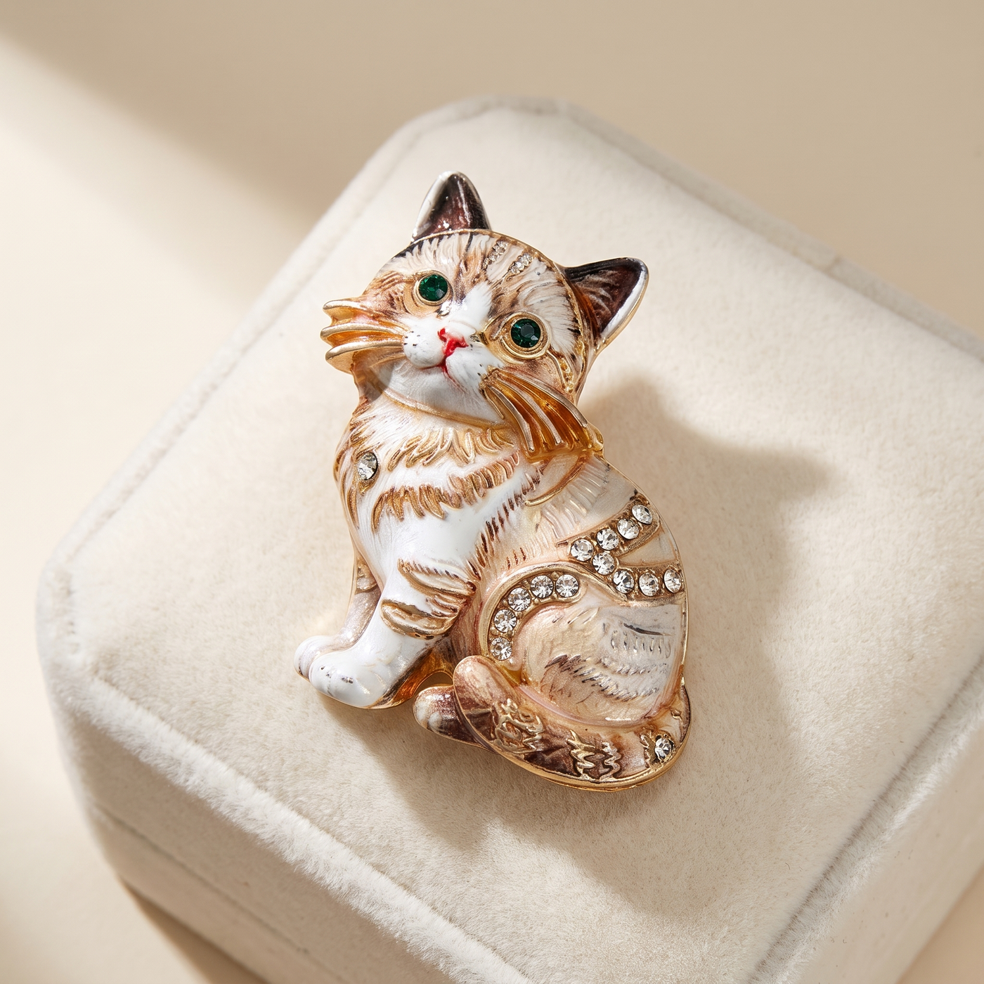 Broche Chat en cristal, bijou vintage Alyvoa vue en gros plan · Gris