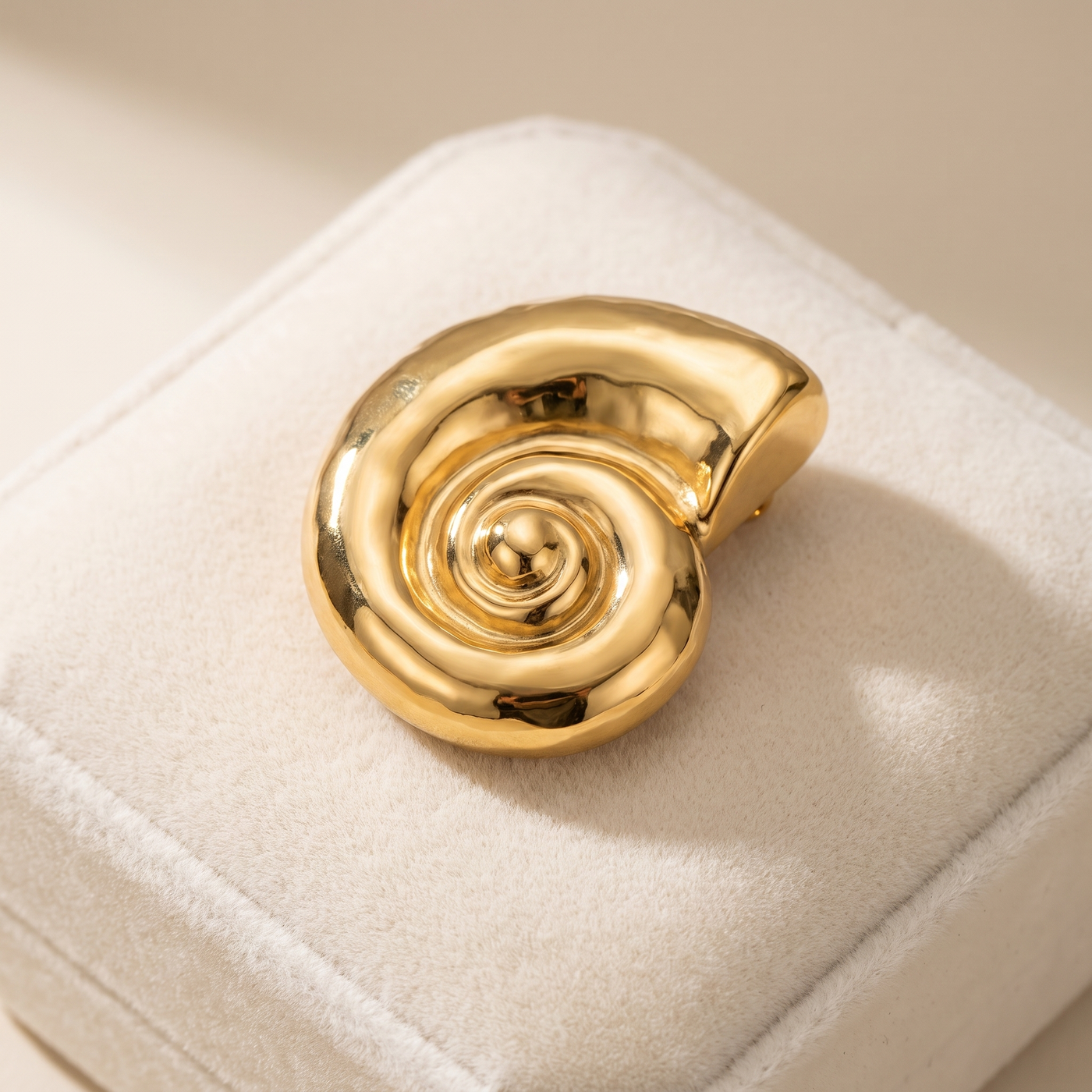 Broche Coquillage en acier, bijou vintage Alyvoa vue en gros plan · Doré