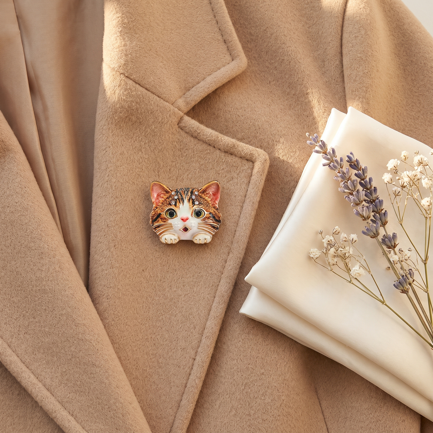 Broche Chat, bijou fantaisie vintage Alyvoa vue en gros plan · Marron