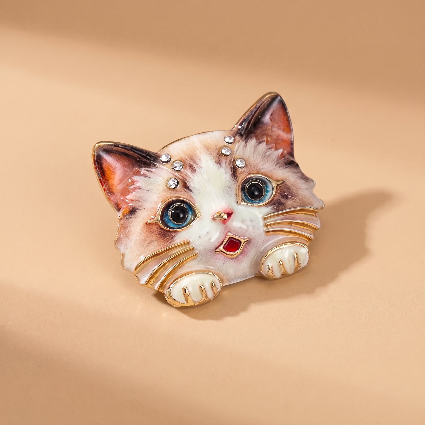 Broche Chat, bijou fantaisie vintage Alyvoa portée sur un revers · Gris