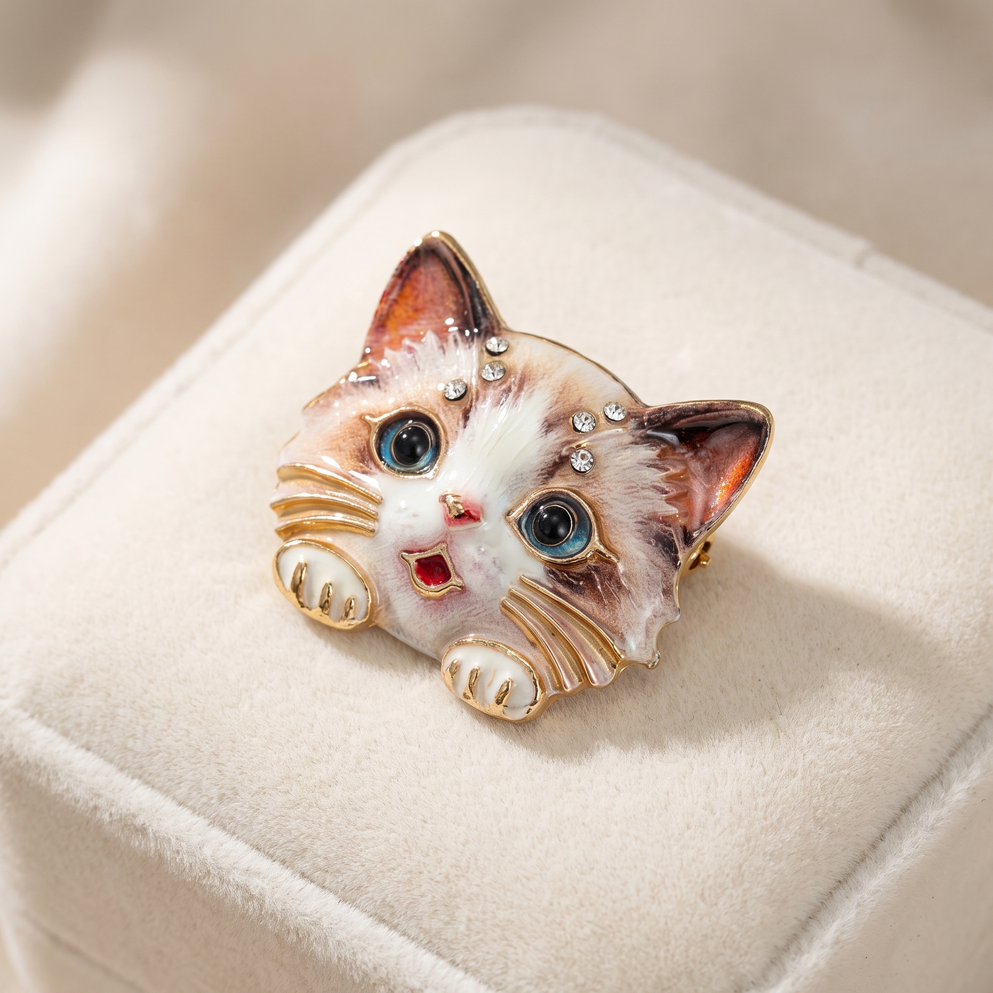 Broche Chat, bijou fantaisie vintage Alyvoa vue en gros plan · Gris