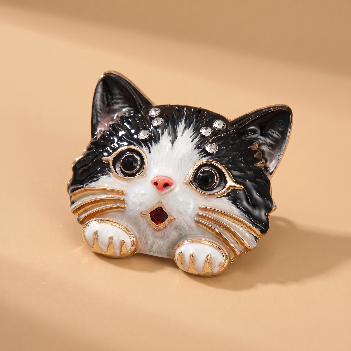 Broche Chat, bijou fantaisie vintage Alyvoa tenue à la main · Noir
