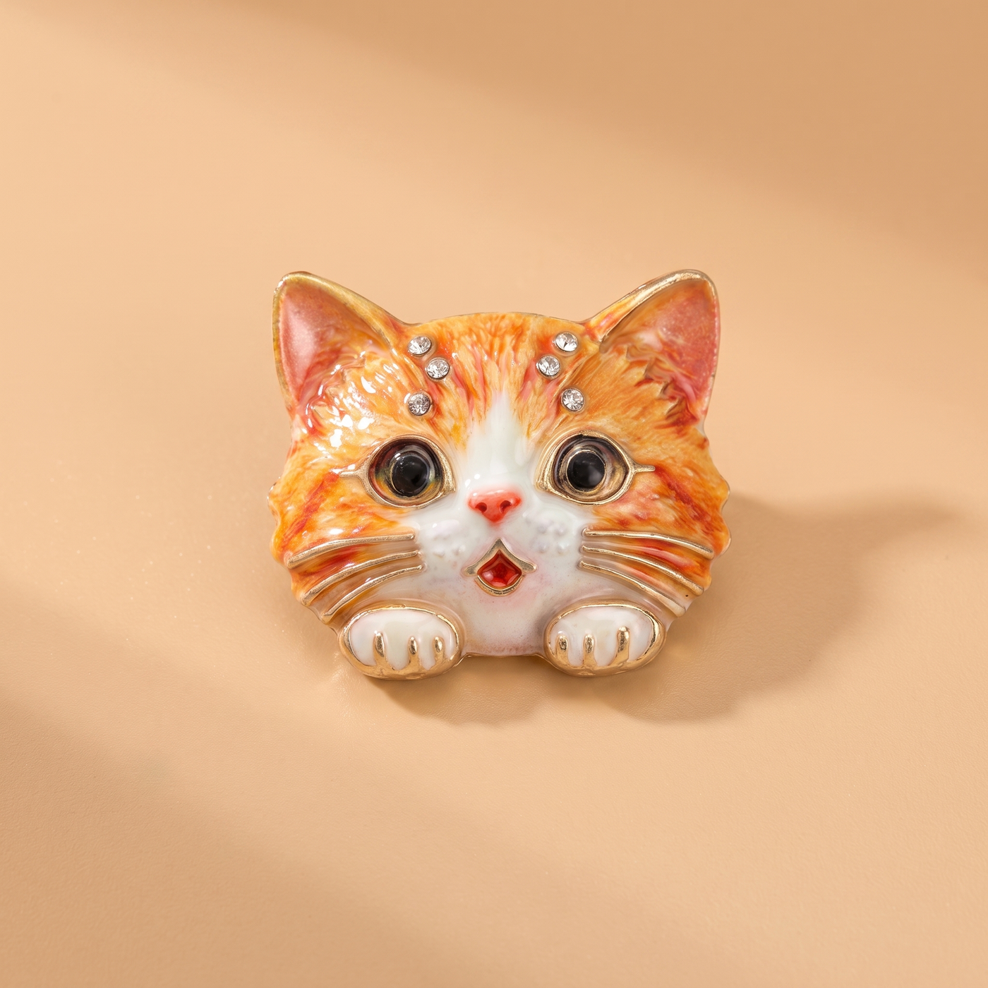 Broche Chat, bijou fantaisie vintage Alyvoa en situation · Orange