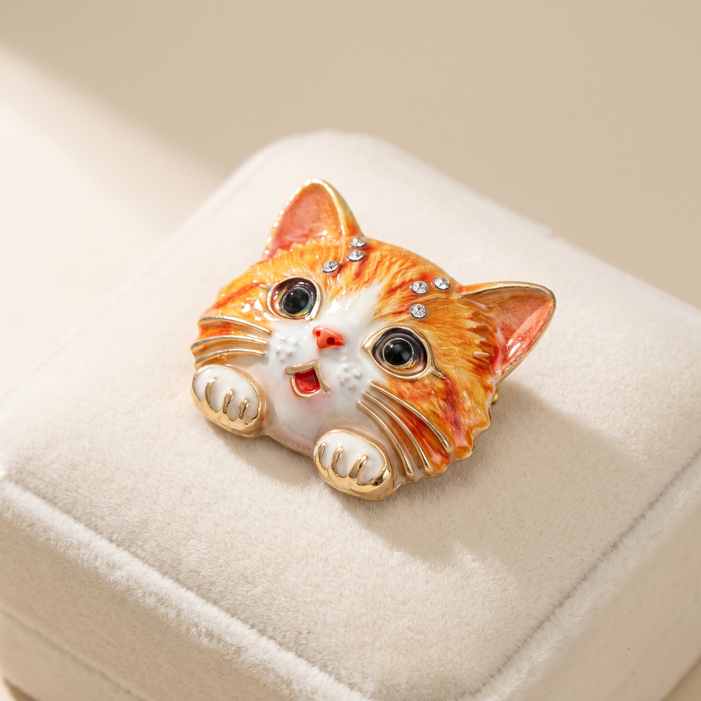 Broche Chat, bijou fantaisie vintage Alyvoa portée sur un revers · Orange