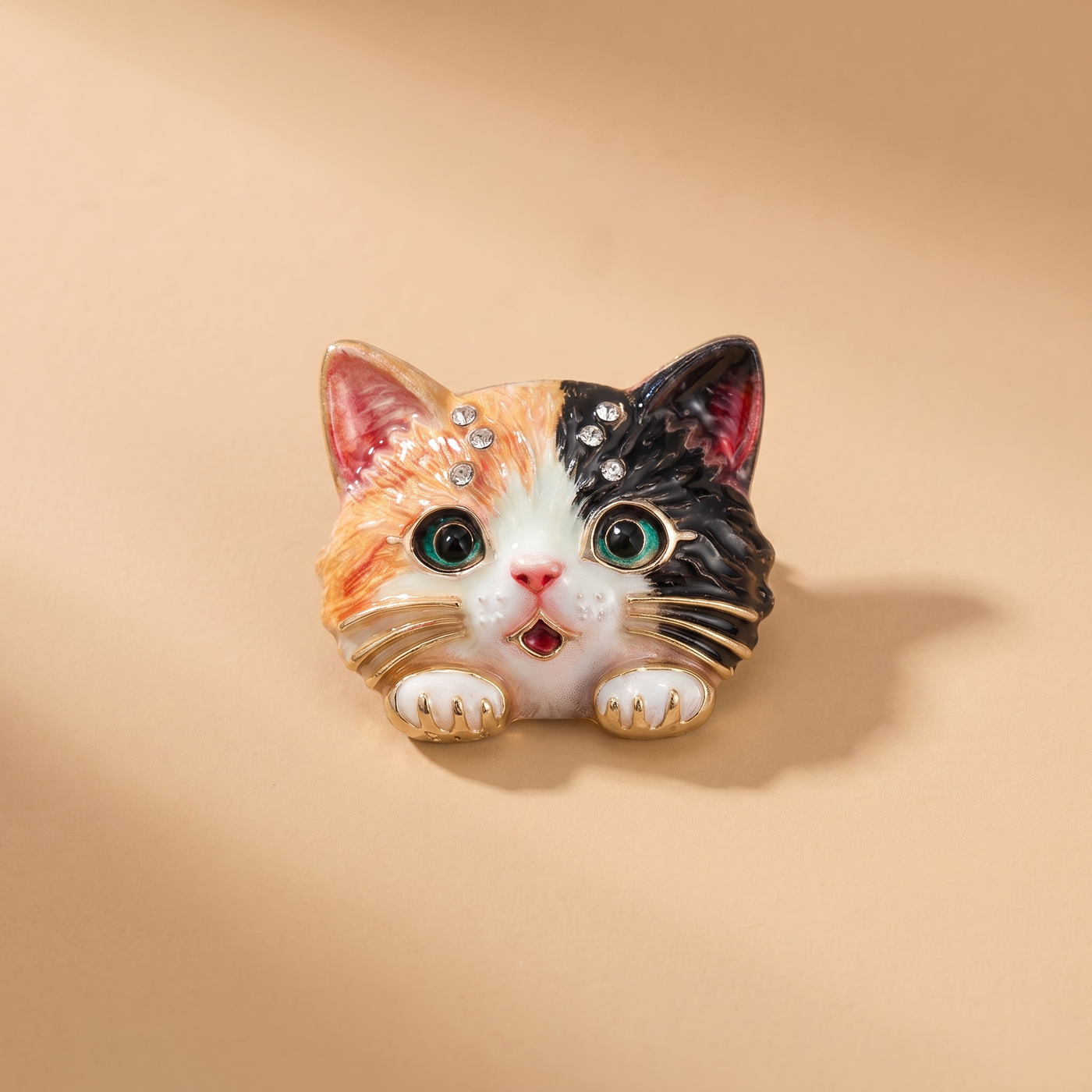 Broche Chat, bijou fantaisie vintage Alyvoa présentée sur un coussin · Orange / Noir